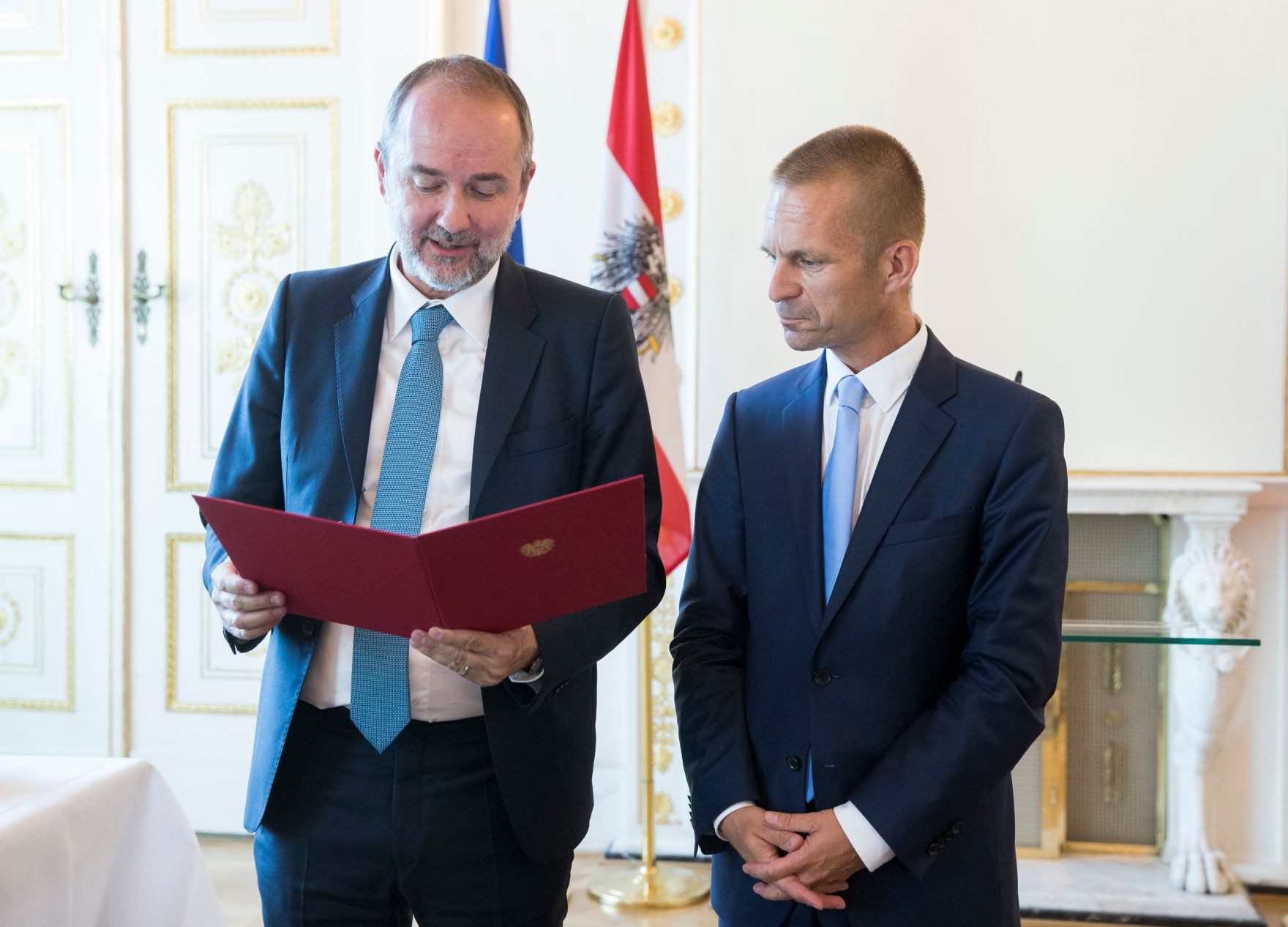 Am 11. Juli 2017 &uuml;berreichte Kanzleramtsminister Thomas Drozda (l.) das Gro&szlig;e Silberne Ehrenzeichen mit dem Stern f&uuml;r Verdienste um die Republik &Ouml;sterreich an Sektionschef Gerhard Hesse (r.).