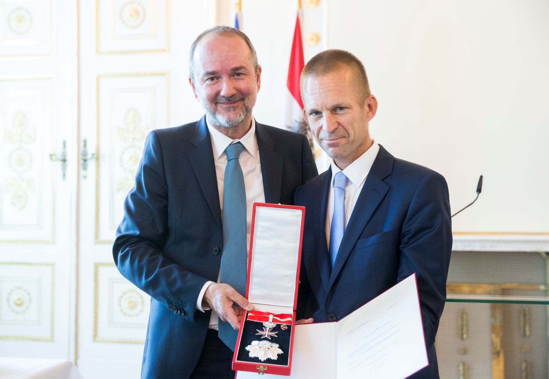 Am 11. Juli 2017 &uuml;berreichte Kanzleramtsminister Thomas Drozda (l.) das Gro&szlig;e Silberne Ehrenzeichen mit dem Stern f&uuml;r Verdienste um die Republik &Ouml;sterreich an Sektionschef Gerhard Hesse (r.).