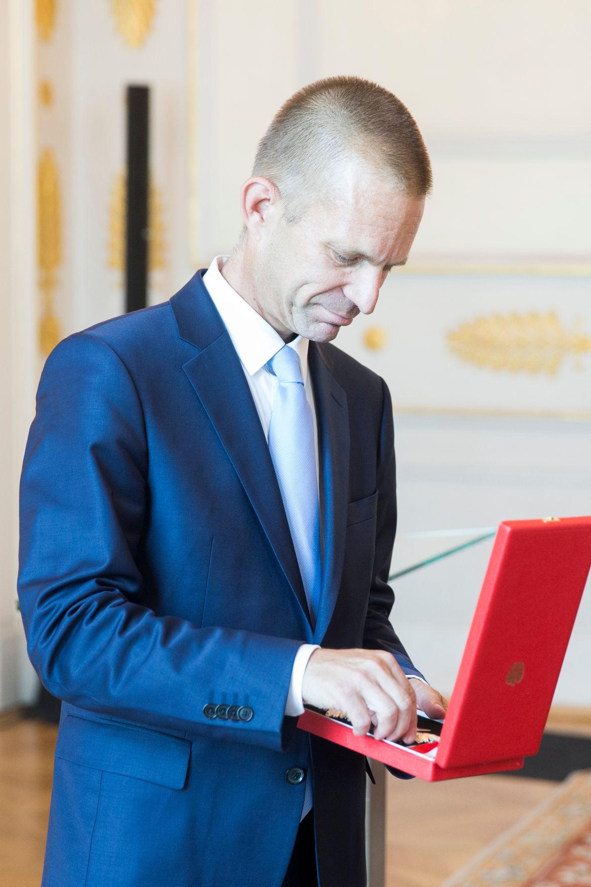 Am 11. Juli 2017 &uuml;berreichte Kanzleramtsminister Thomas Drozda das Gro&szlig;e Silberne Ehrenzeichen mit dem Stern f&uuml;r Verdienste um die Republik &Ouml;sterreich an Sektionschef Gerhard Hesse (im Bild).