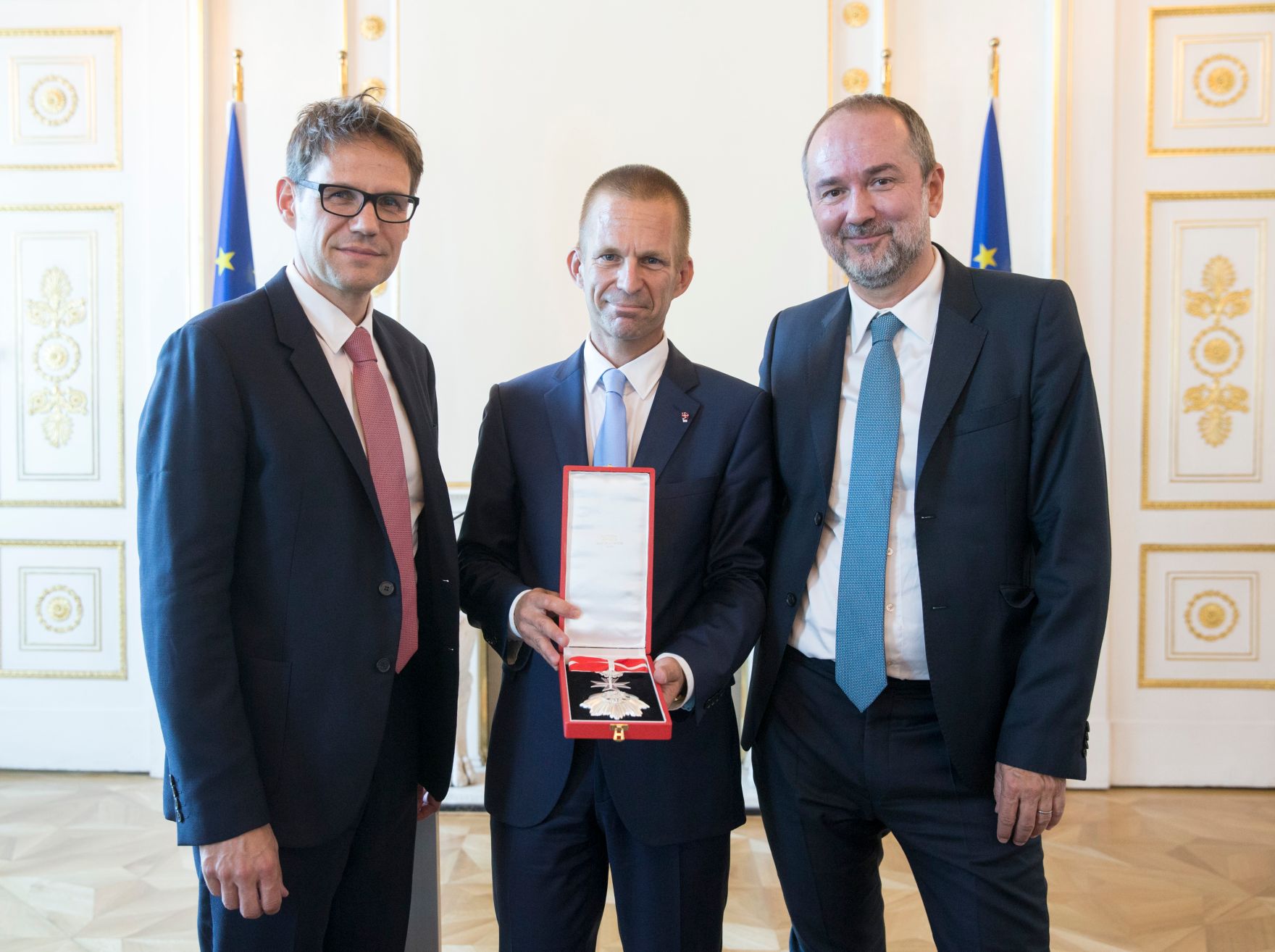 Am 11. Juli 2017 &uuml;berreichte Kanzleramtsminister Thomas Drozda (r.) das Gro&szlig;e Silberne Ehrenzeichen mit dem Stern f&uuml;r Verdienste um die Republik &Ouml;sterreich an Sektionschef Gerhard Hesse (m.). Im Bild mit dem Laudator Joachim Preiss (l.).