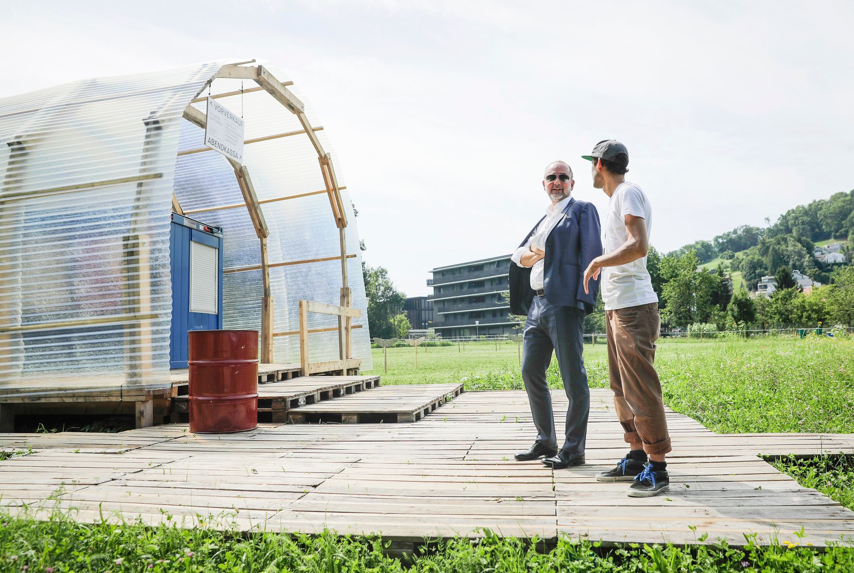 Am 19. Juli 2017 besuchte Kunst- und Kulturminister Thomas Drozda (l.) die Er&ouml;ffnung der Bregenzer Festspiele in Vorarlberg. Im Bild beim Besuch der Poolbar in Feldkirch.