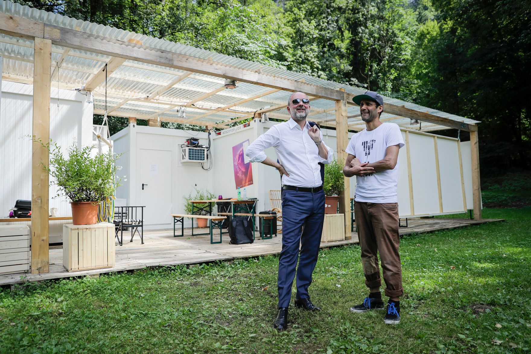 Am 19. Juli 2017 besuchte Kunst- und Kulturminister Thomas Drozda (l.) die Er&ouml;ffnung der Bregenzer Festspiele in Vorarlberg. Im Bild beim Besuch der Poolbar in Feldkirch.