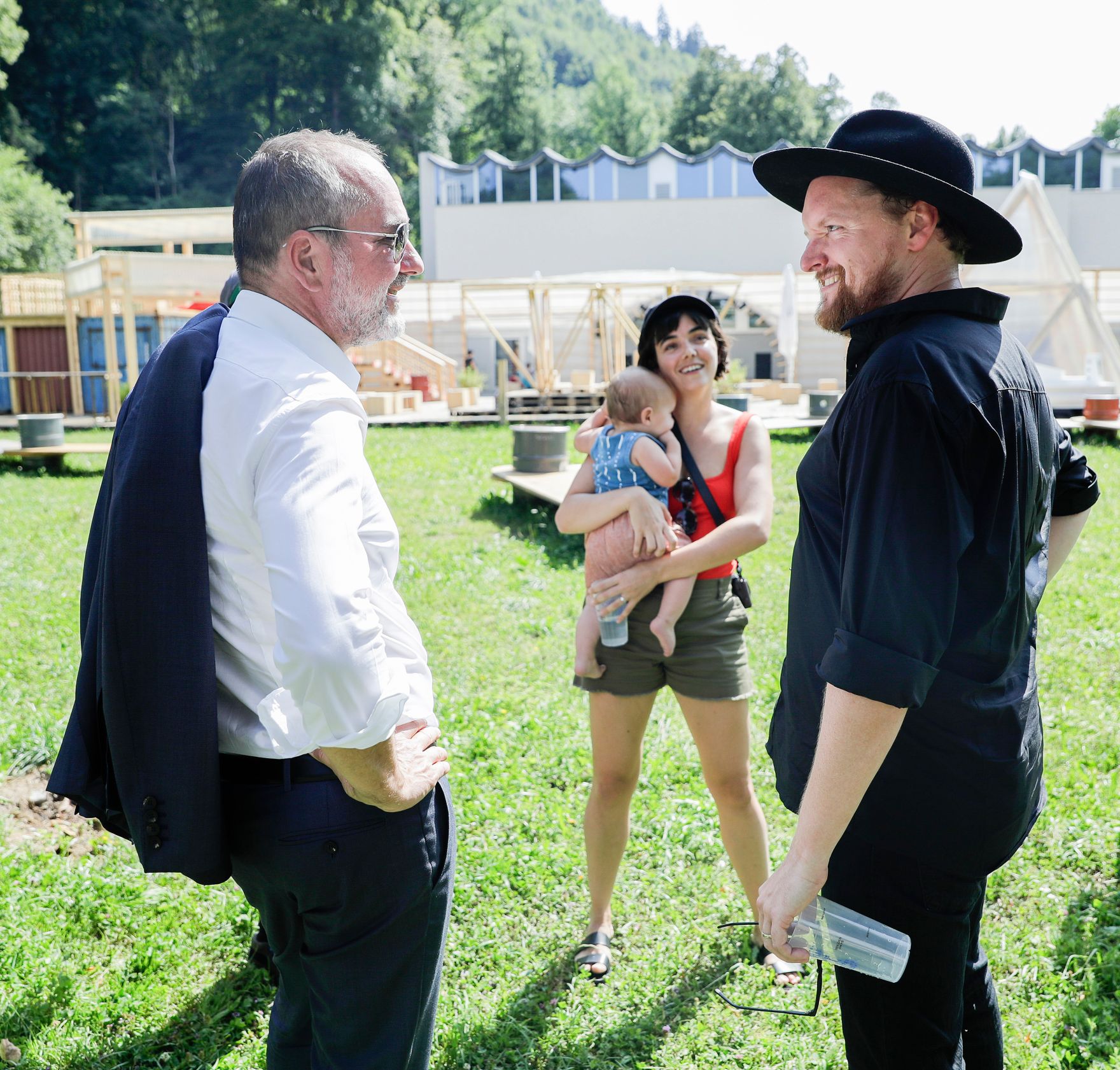Am 19. Juli 2017 besuchte Kunst- und Kulturminister Thomas Drozda (l.) die Er&ouml;ffnung der Bregenzer Festspiele in Vorarlberg. Im Bild beim Besuch der Poolbar in Feldkirch.