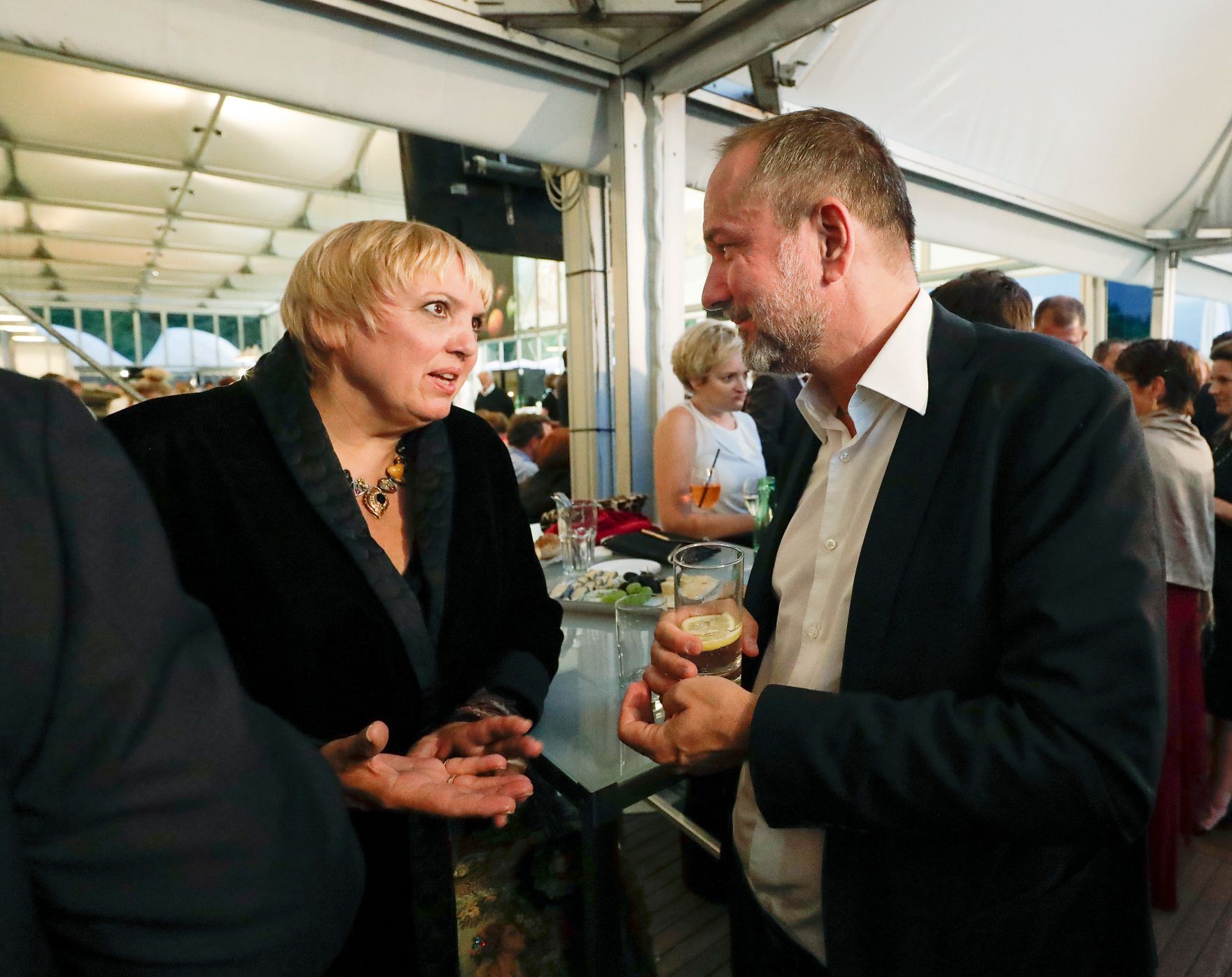 Am 19. Juli 2017 besuchte Kunst- und Kulturminister Thomas Drozda (r.) die Er&ouml;ffnung der Bregenzer Festspiele in Vorarlberg. Im Bild bei der Premiere der Oper &bdquo;Carmen&ldquo;.
