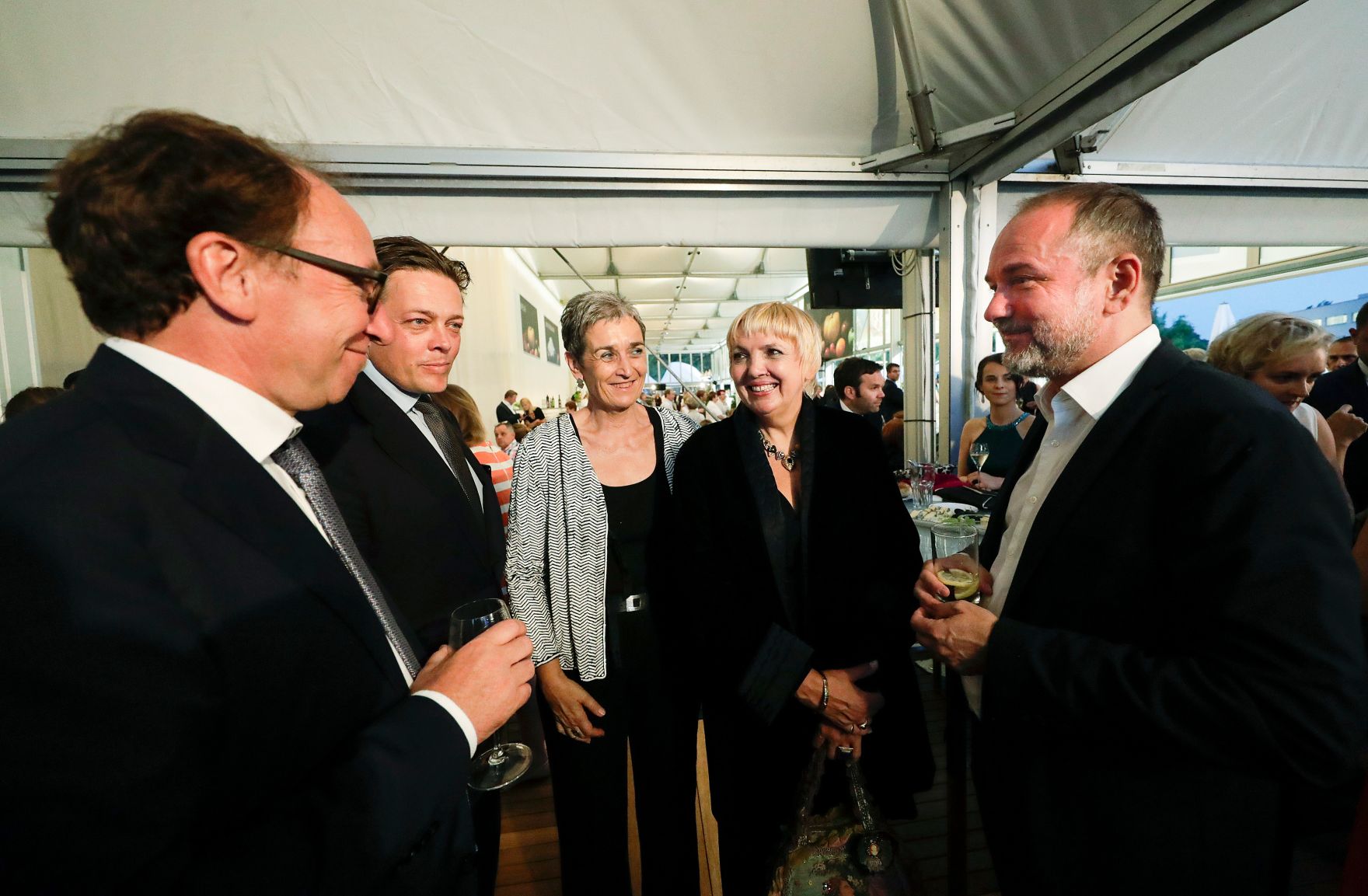 Am 19. Juli 2017 besuchte Kunst- und Kulturminister Thomas Drozda (r.) die Er&ouml;ffnung der Bregenzer Festspiele in Vorarlberg. Im Bild bei der Premiere der Oper &bdquo;Carmen&ldquo;.