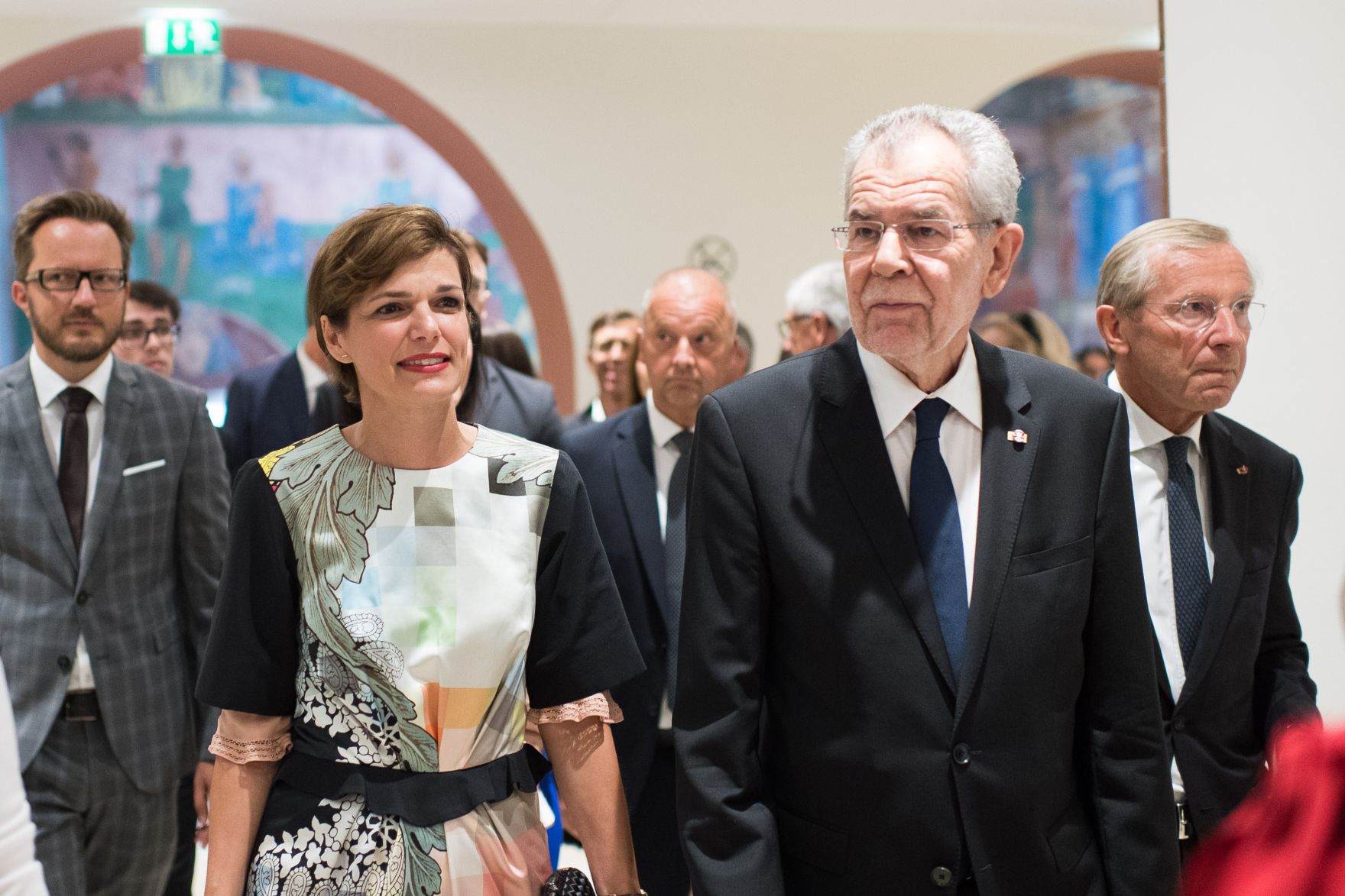 Am 27. Juli 2017 er&ouml;ffnete Kunst- und Kulturminister Thomas Drozda die Salzburger Festspiele in der Felsenreitschule. Im Bild Bundespr&auml;sident Alexander Van der Bellen (m.) mit Gesundheitsministerin Pamela Rendi-Wagner (l.) und Salzburgs Landeshauptmann Wilfried Haslauer (r.).