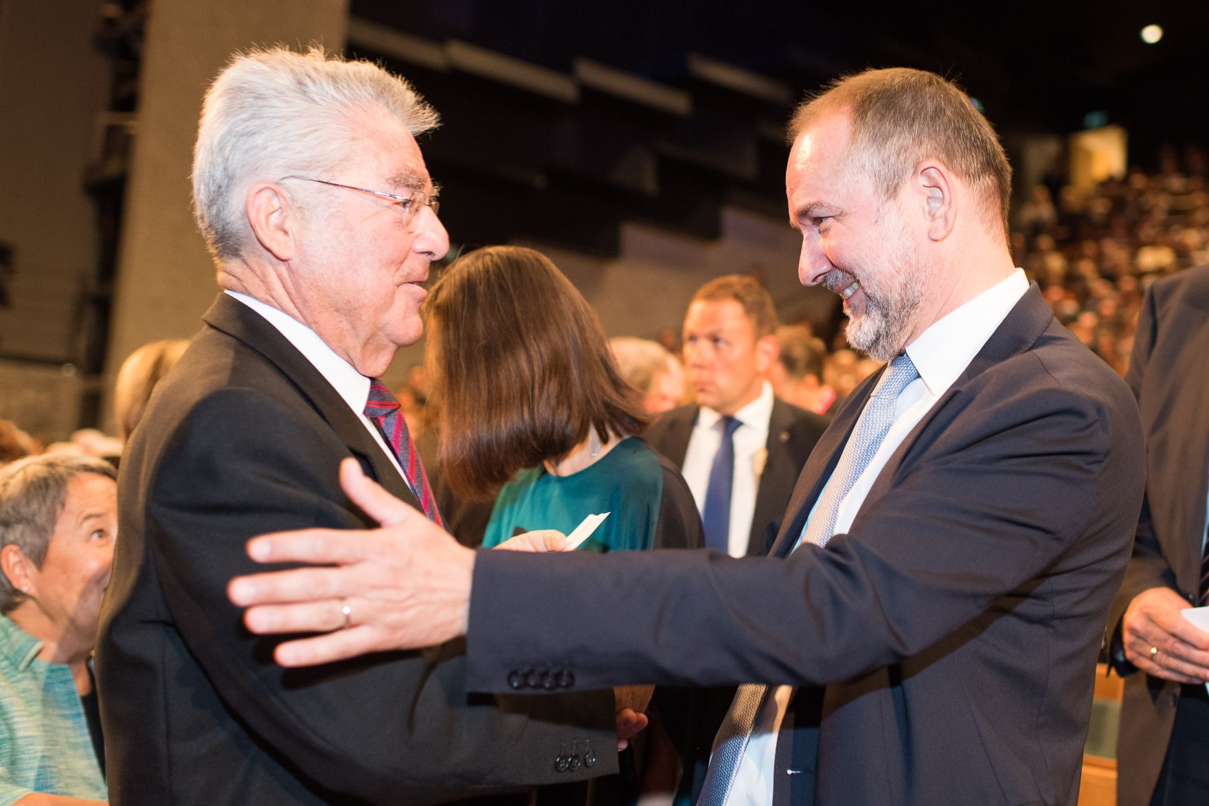 Am 27. Juli 2017 er&ouml;ffnete Kunst- und Kulturminister Thomas Drozda (r.) die Salzburger Festspiele in der Felsenreitschule. Im Bild mit Bundespr&auml;sident a.D. Heinz Fischer (l.).