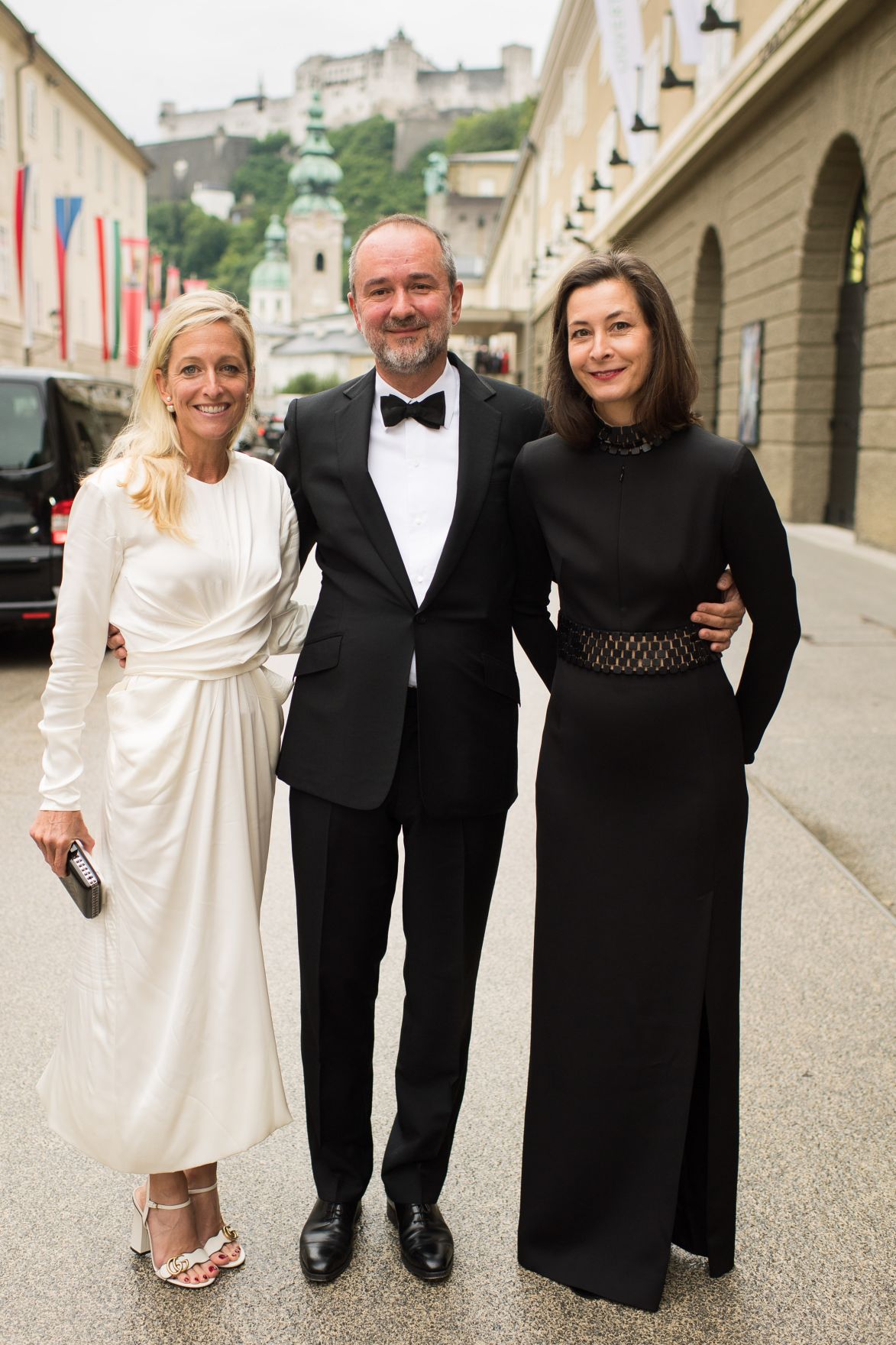 Am 27. Juli 2017 besuchte Kunst- und Kulturminister Thomas Drozda (m.) die Premiere "La clemenza di Tito" anl&auml;sslich der Salzburger Festspiele. Im Bild mit der ehemaligen US-Botschafterin Alexa Wesner (l.) und Isabella Drozda (r.).