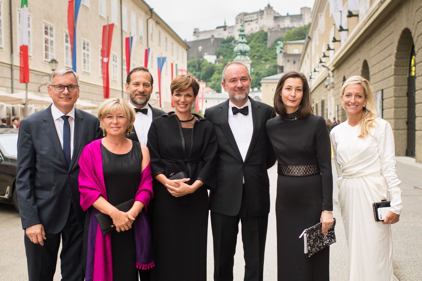 Am 27. Juli 2017 besuchte Kunst- und Kulturminister Thomas Drozda die Premiere "LaClemenza di Tito" anl&auml;sslich der Salzburger Festspiele. Im Bild (v.l.n.r.) Sozialminister Alois St&ouml;ger, Karin St&ouml;ger, Michael Rendi, Gesundheitsministerin Pamela Rendi-Wagner, Kunst- und Kulturminister Thomas Drozda, Isabella Drozda und die ehemalige US-Botschafterin Alexa Wesner.