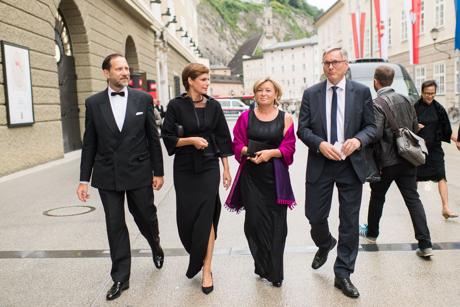 Am 27. Juli 2017 besuchte Kunst- und Kulturminister Thomas Drozda die Premiere "La clemenza di Tito" anl&auml;sslich der Salzburger Festspiele. Im Bild (v.l.n.r.) Michael Rendi, Gesundheitsministerin Pamela Rendi-Wagner, Karin St&ouml;ger und Sozialminister Alois St&ouml;ger.