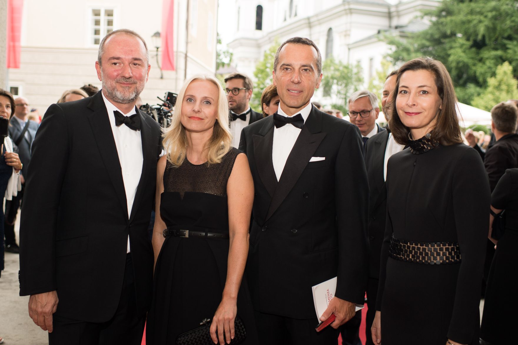 Am 27. Juli 2017 besuchte Kunst- und Kulturminister Thomas Drozda (l.) die Premiere "La clemenza di Tito" anl&auml;sslich der Salzburger Festspiele. Im Bild mit Isabella Drozda (r.), Bundeskanzler Christian Kern (m.r.) und Eveline Steinberger-Kern (m.l.).