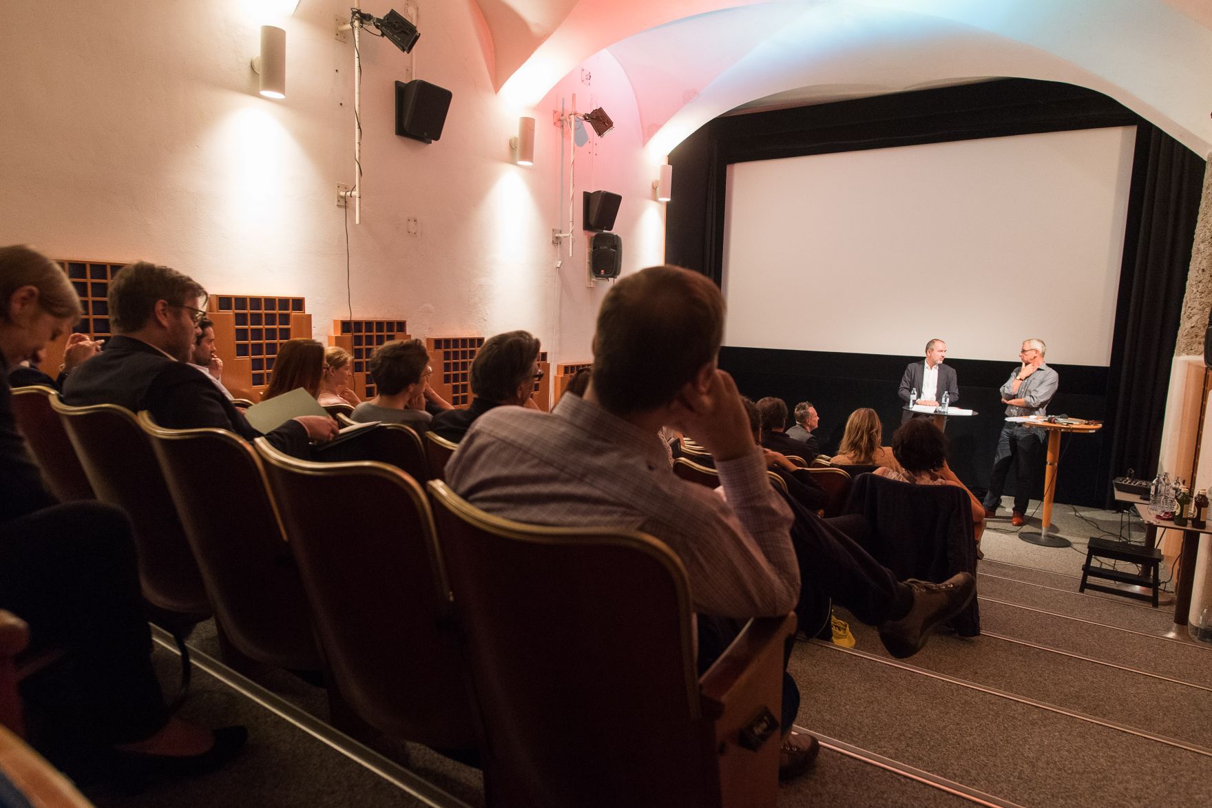 Am 28. Juli 2017 besuchte Kunst- und Kulturminister Thomas Drozda (l.) die "IG Kunst und Kultur" im "Das Kino" anl&auml;sslich der Salzburger Festspiele. Im Bild mit Vertreter der Interessensgemeinschaft Kunst und Kultur.