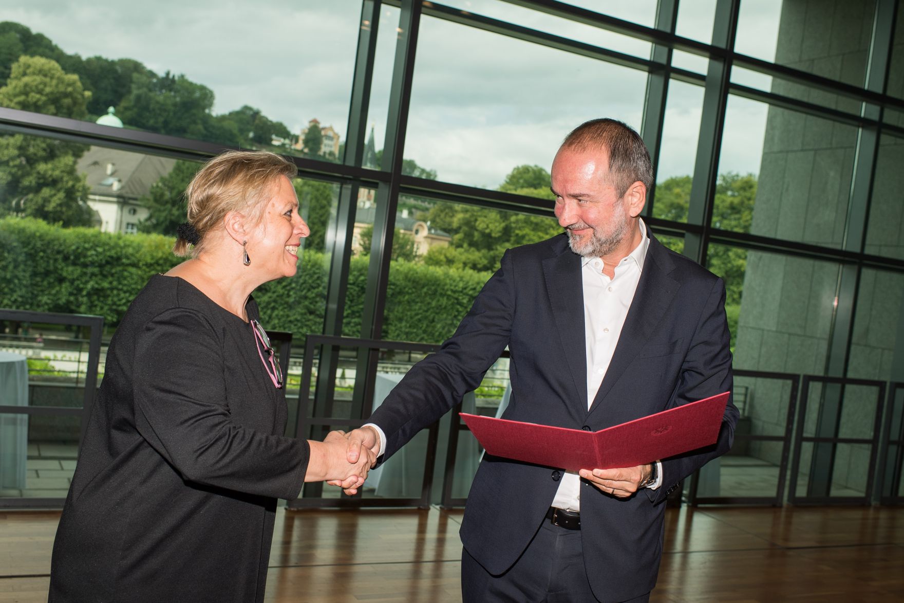 Am 28. Juli 2017 verlieh Kunst- und Kulturminister Thomas Drozda (r.) den &Ouml;sterreichischen Staatspreis f&uuml;r europ&auml;ische Literatur an Karl Ove Knausgard anl&auml;sslich der Salzburger Festspiele. Im Bild mit Herausgeberin Regina Kammerer (l.), die den Preis stellvertretend entgegen nahm.