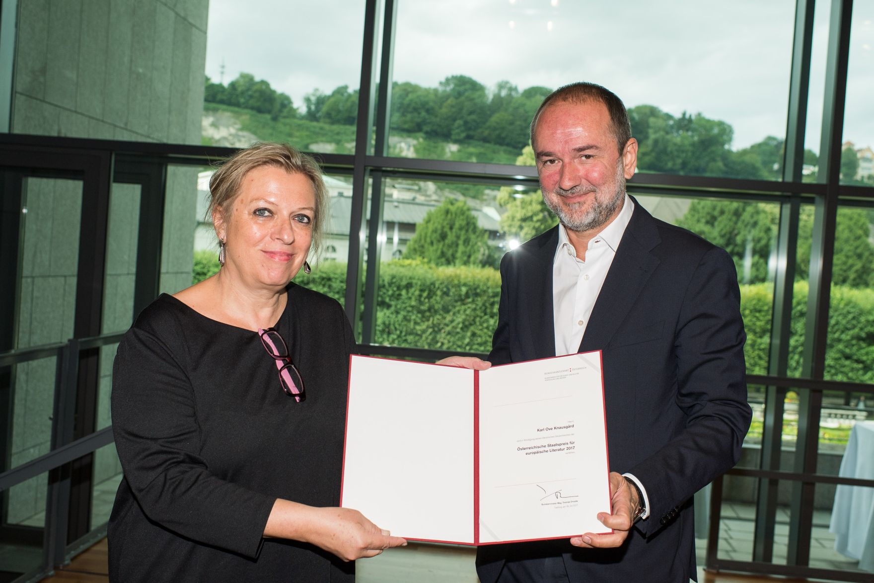 Am 28. Juli 2017 verlieh Kunst- und Kulturminister Thomas Drozda (r.) den &Ouml;sterreichischen Staatspreis f&uuml;r europ&auml;ische Literatur an Karl Ove Knausgard anl&auml;sslich der Salzburger Festspiele. Im Bild mit Herausgeberin Regina Kammerer (l.), die den Preis stellvertretend entgegen nahm.
