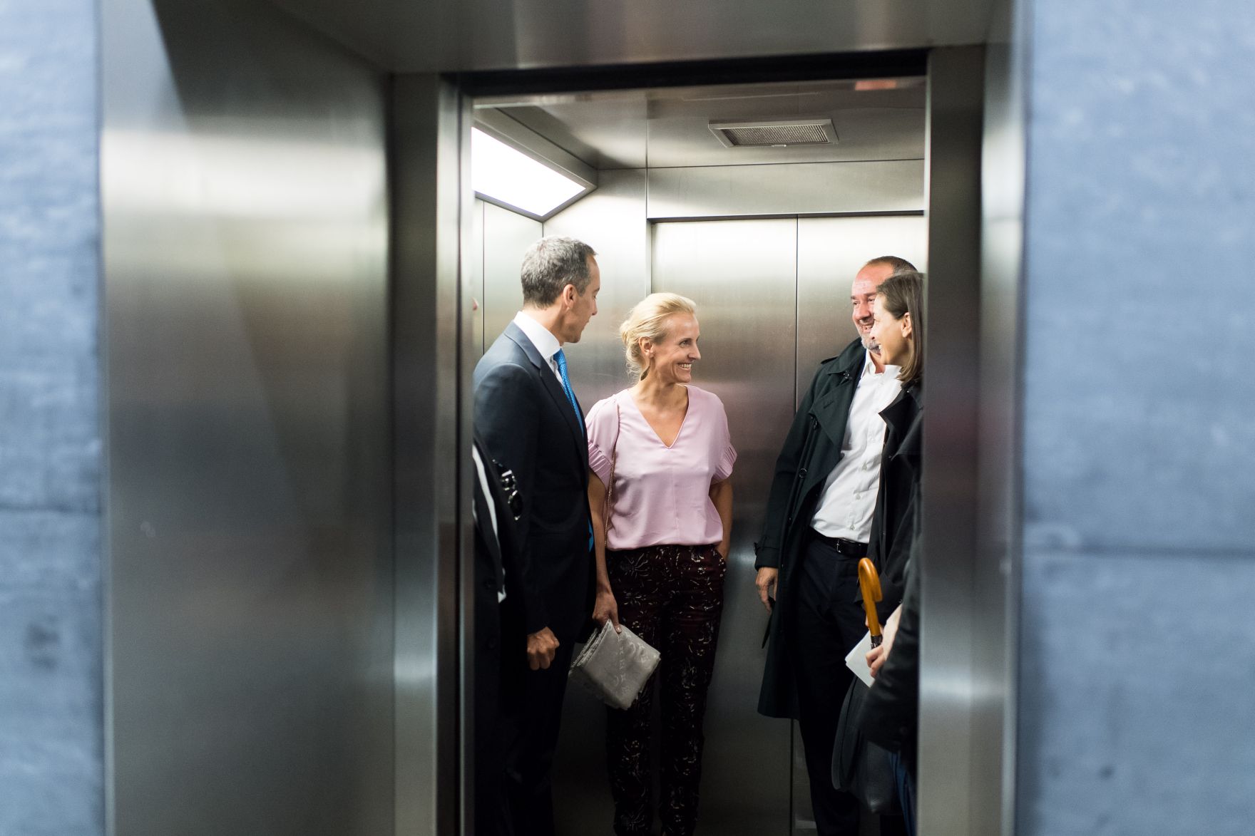 Am 28. Juli 2017 luden Bundeskanzler Christian Kern (l.) und Kunst- und Kulturminister Thomas Drozda (m.r.) zum Cocktailempfang im Museum der Moderne anl&auml;sslich der Salzburger Festspiele. Im Bild mit Eveline Steinberger-Kern (m.l.) und Isabella Drozda (r.).