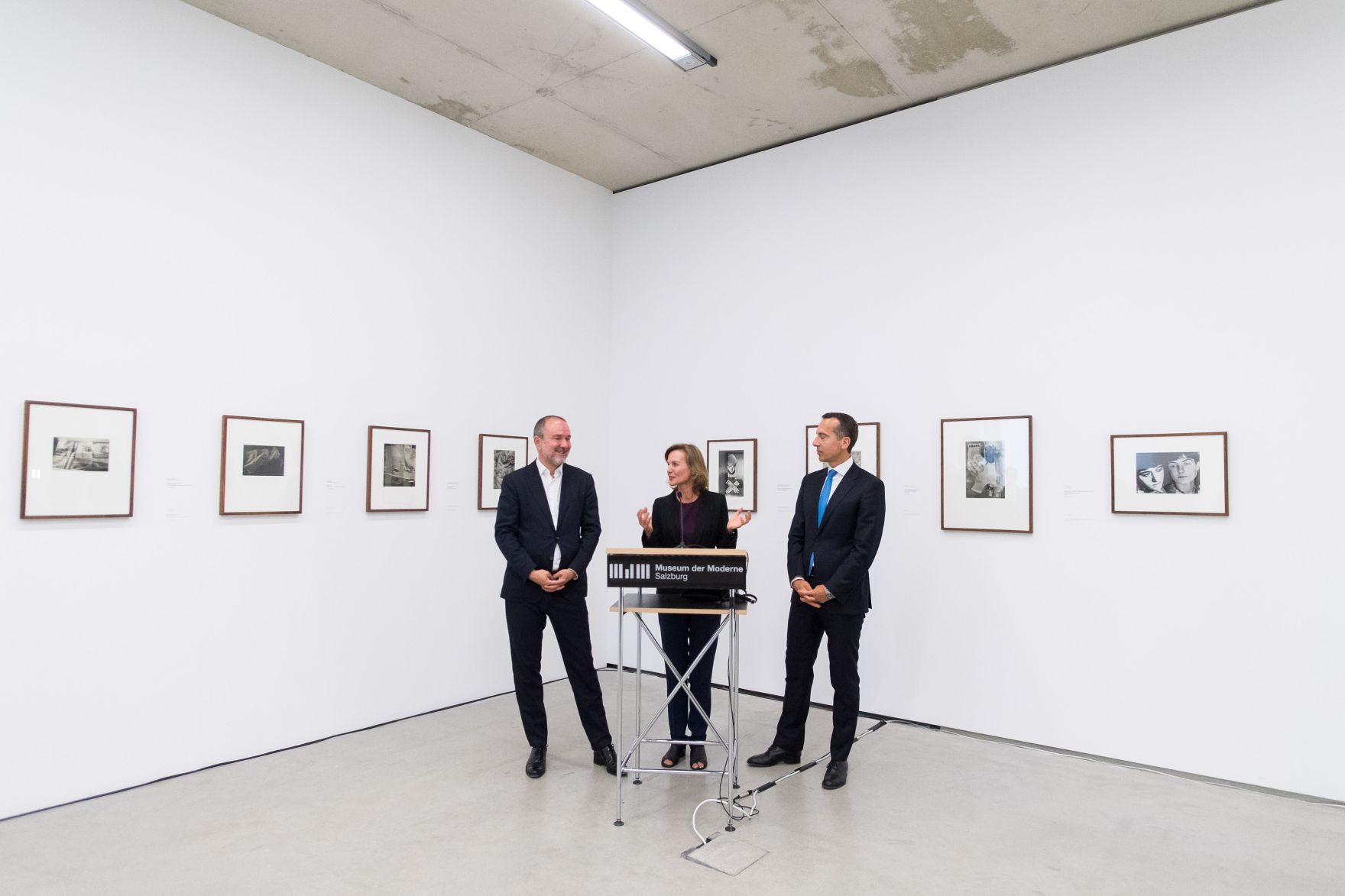 Am 28. Juli 2017 luden Bundeskanzler Christian Kern (r.) und Kunst- und Kulturminister Thomas Drozda (l.) zum Cocktailempfang im Museum der Moderne anl&auml;sslich der Salzburger Festspiele. Im Bild mit Museumsdirektorin Sabine Breitwieser (m.).