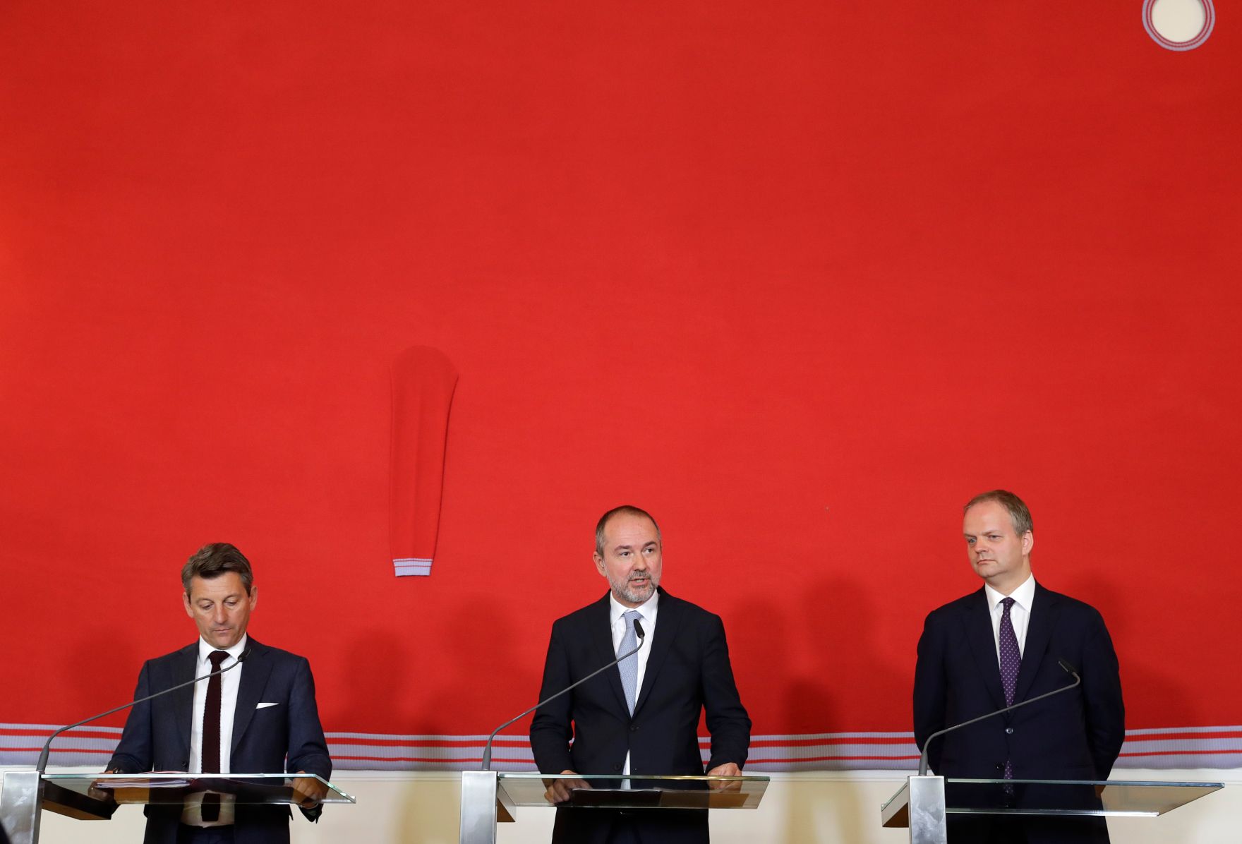 Am 1. September 2017 gab Kunst- und Kulturminister Thomas Drozda (m.) eine Pressekonferenz zur Besetzung der wissenschaftlichen Direktion des Kunsthistorischen Museums Wien ab 2019. Im Bild mit J&uuml;rgen Meindl, Vorsitzender der Findungskommission (l.) und Eike Schmidt, designierter wissenschaftlicher Direktor des Kunsthistorischen Museums Wien.