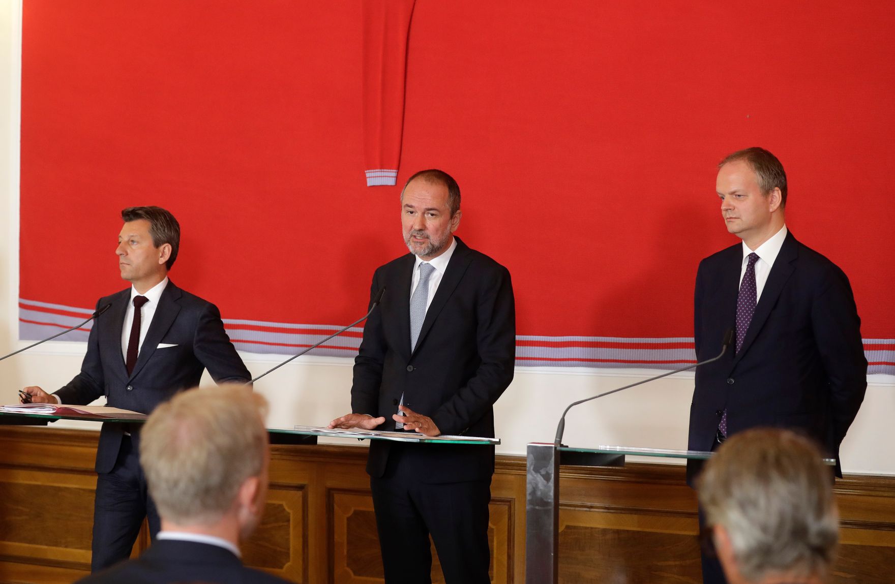 Am 1. September 2017 gab Kunst- und Kulturminister Thomas Drozda (m.) eine Pressekonferenz zur Besetzung der wissenschaftlichen Direktion des Kunsthistorischen Museums Wien ab 2019. Im Bild mit J&uuml;rgen Meindl, Vorsitzender der Findungskommission (l.) und Eike Schmidt, designierter wissenschaftlicher Direktor des Kunsthistorischen Museums Wien.