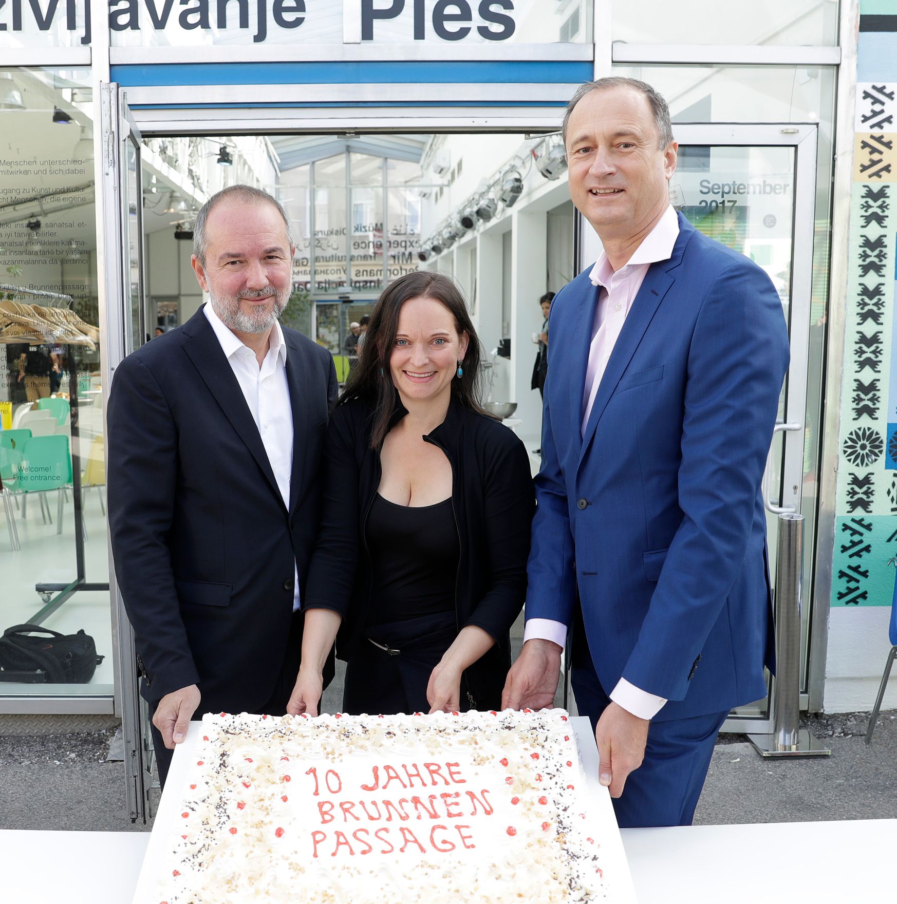 Am 7. September 2017 nahm Kunst- und Kulturminister Thomas Drozda (l.) an der Pressekonferenz "10 Jahre Brunnenpassage" teil. Im Bild mit Anne Wiederhold-Daryanavard (m.), k&uuml;nstlerische Leiterin der Brunnenpassage und Stadtrat Andreas Mailath-Pokorny (r.).