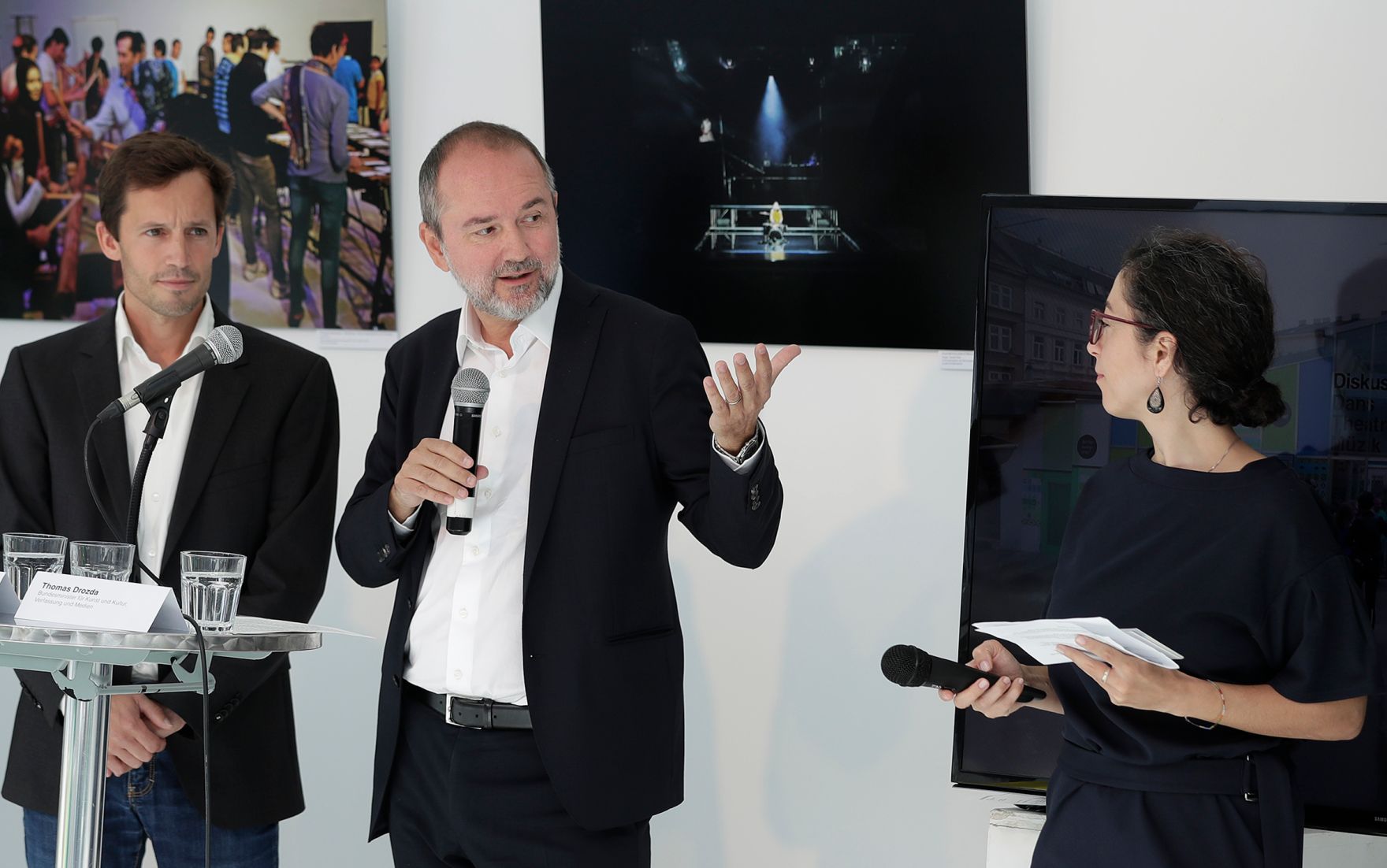 Am 7. September 2017 nahm Kunst- und Kulturminister Thomas Drozda (m.) an der Pressekonferenz "10 Jahre Brunnenpassage" teil. Im Bild mit Klaus Schwertner (l.), Generalsekret&auml;r der Caritas der Erzdi&ouml;zese Wien und Moderatorin Duygu &Ouml;zkan (r.) von der Tageszeitung "Die Presse".