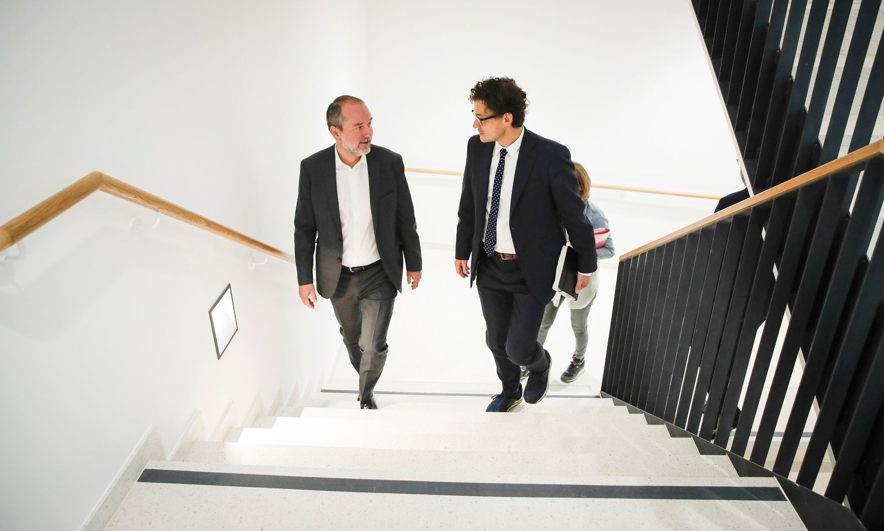 Am 8. September 2017 besuchte Kunst- und Kulturminister Thomas Drozda (l.) die Ars Electronica. Im Bild bei den Ober&ouml;sterreichischen Nachrichten.