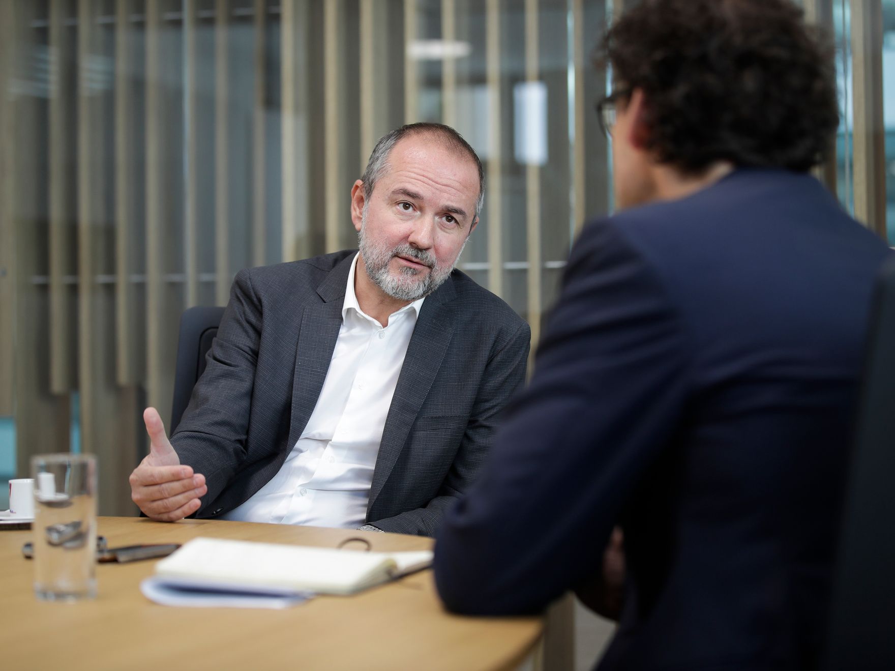 Am 8. September 2017 besuchte Kunst- und Kulturminister Thomas Drozda (l.) die Ars Electronica. Im Bild bei den Ober&ouml;sterreichischen Nachrichten.