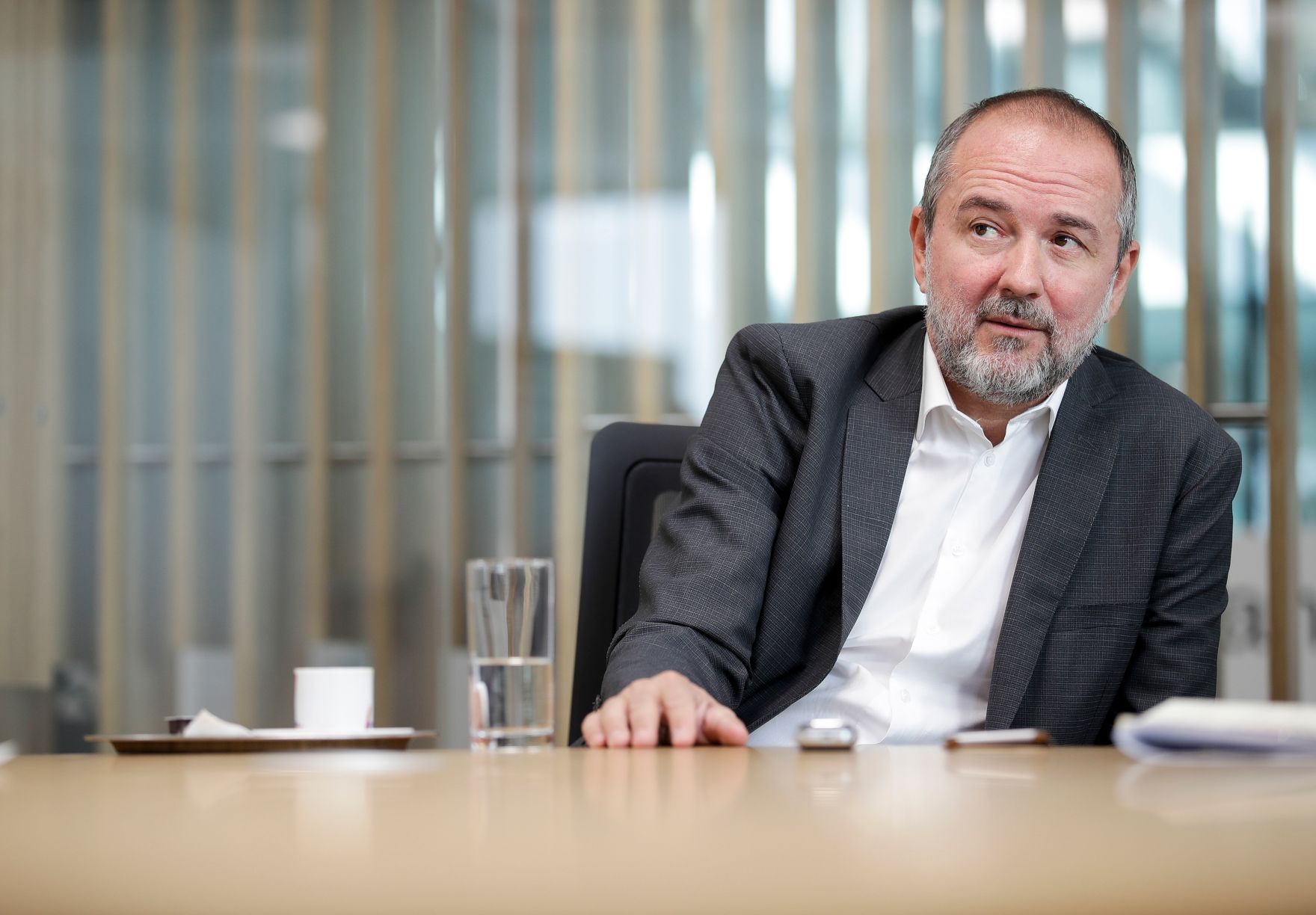 Am 8. September 2017 besuchte Kunst- und Kulturminister Thomas Drozda (im Bild) die Ars Electronica. Im Bild bei den Ober&ouml;sterreichischen Nachrichten.