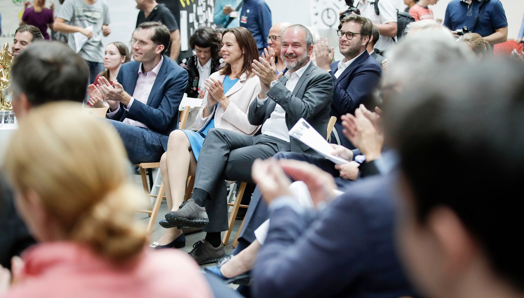 Am 8. September 2017 besuchte Kunst- und Kulturminister Thomas Drozda (r.) die Ars Electronica. Im Bild bei der Auszeichung U19 Ceremony.