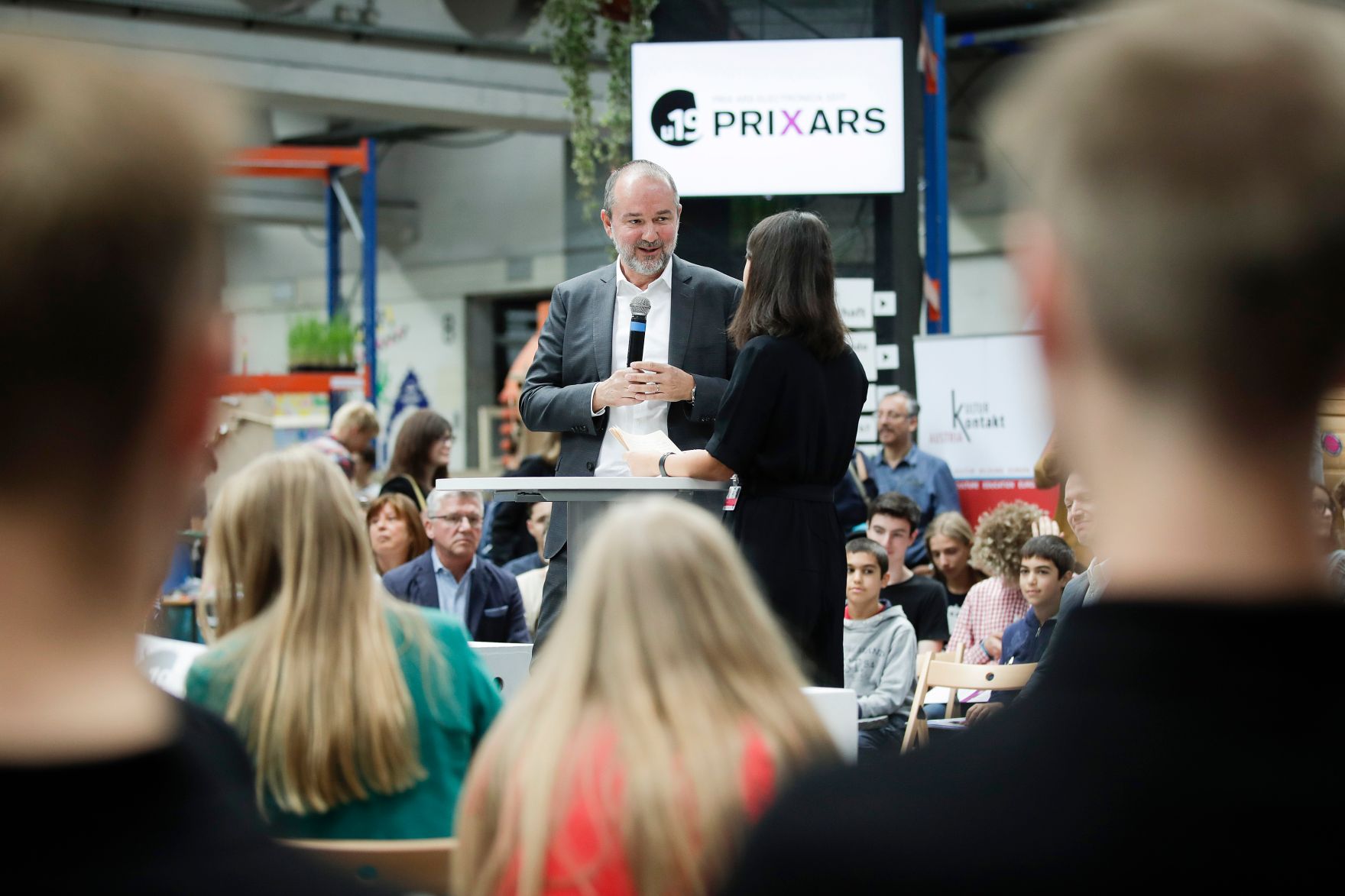 Am 8. September 2017 besuchte Kunst- und Kulturminister Thomas Drozda (l.) die Ars Electronica. Im Bild bei der Auszeichung U19 Ceremony.