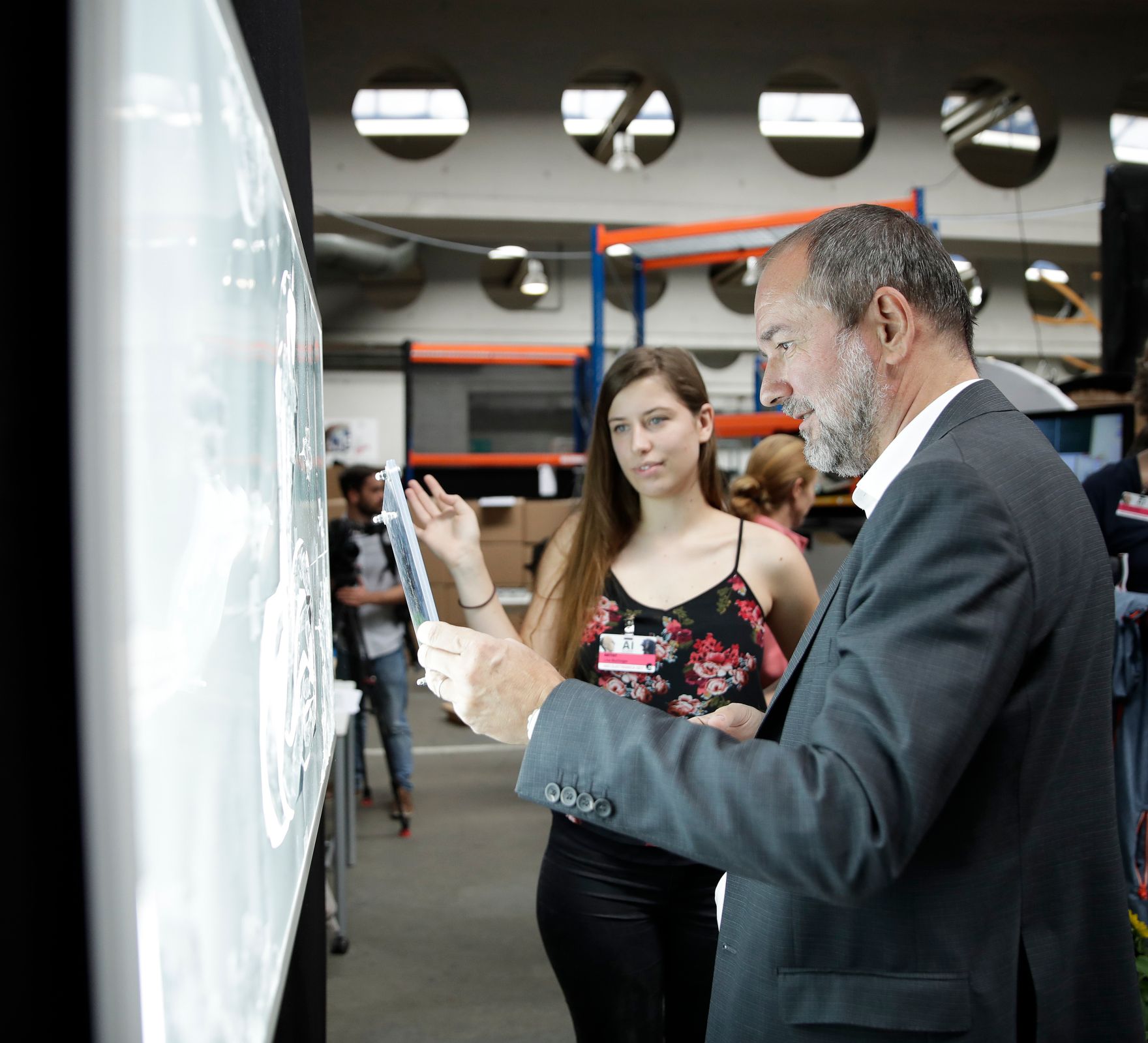 Am 8. September 2017 besuchte Kunst- und Kulturminister Thomas Drozda (r.) die Ars Electronica. Im Bild bei der Auszeichung U19 Ceremony.