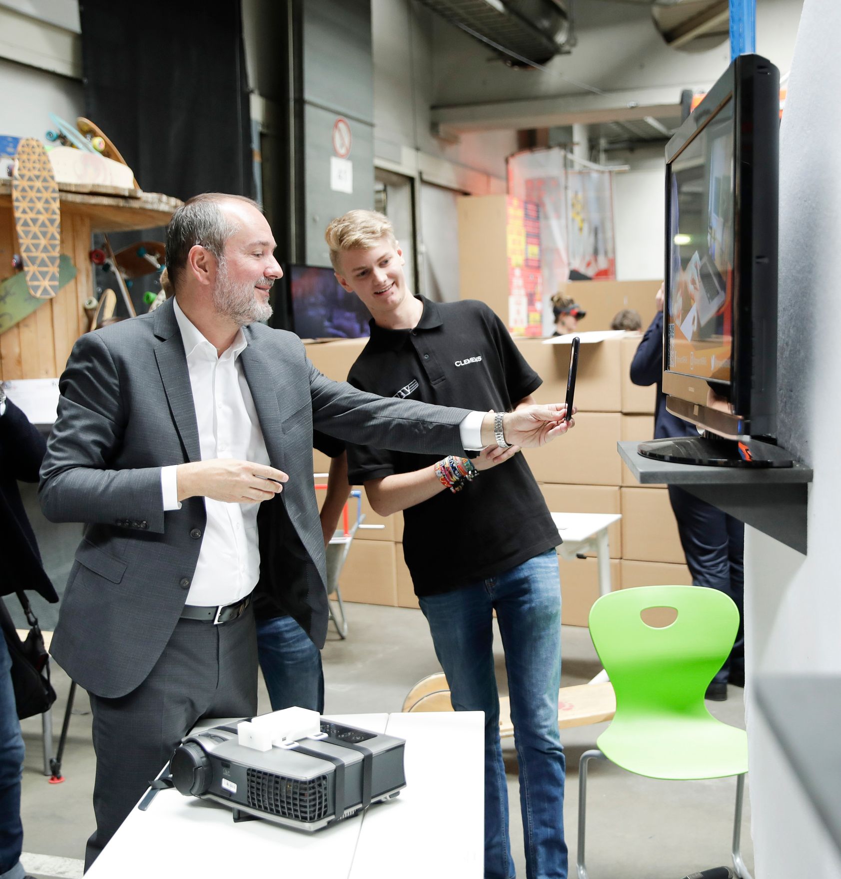 Am 8. September 2017 besuchte Kunst- und Kulturminister Thomas Drozda (l.) die Ars Electronica. Im Bild bei der Auszeichung U19 Ceremony.