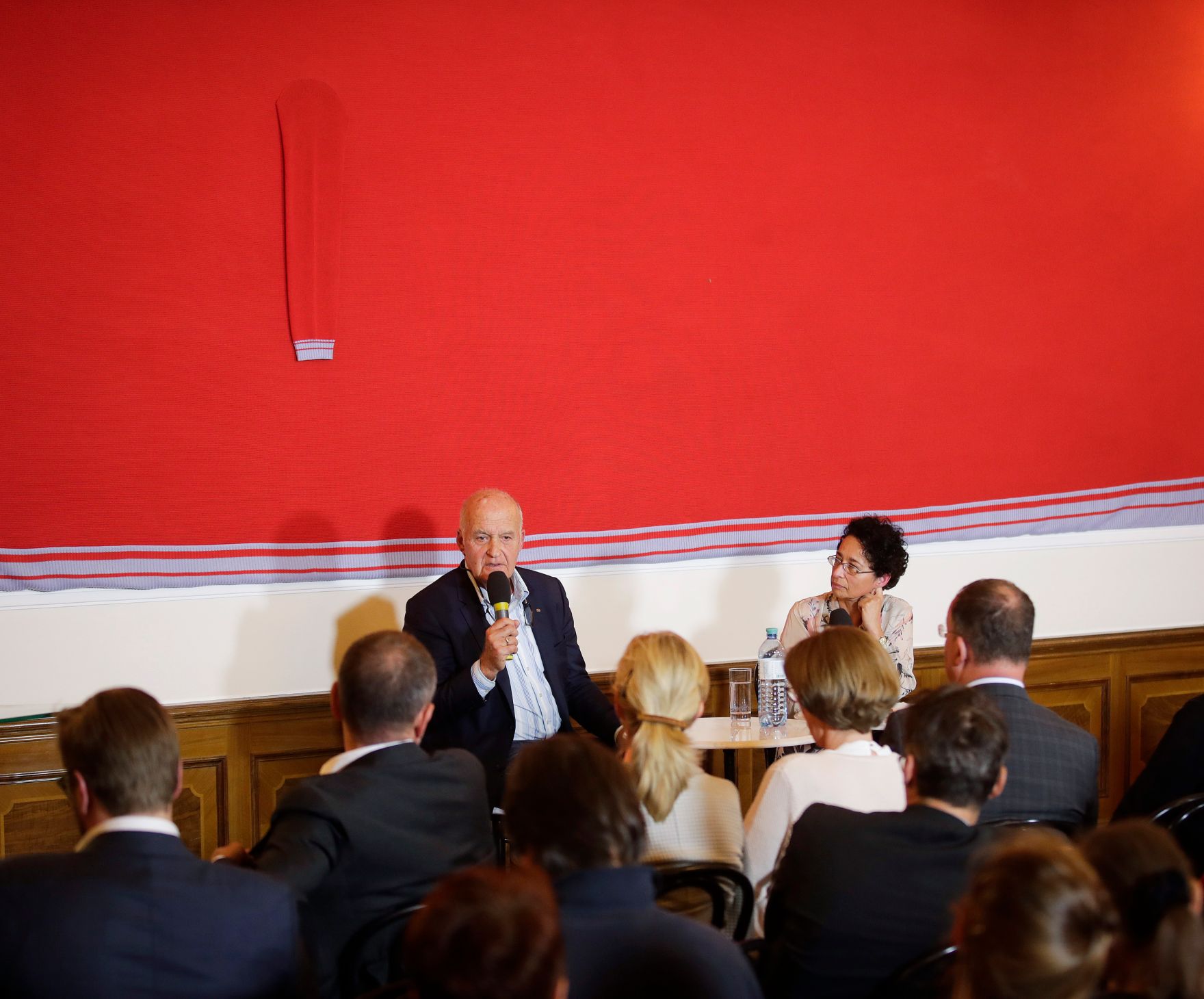 Am 12. September 2017 lud Kunst- und Kulturminister Thomas Drozda zur OPEN:SPACE Diskussionsreihe zum Thema &bdquo;Bedingungsloses Grundeinkommen?&ldquo;. Im Bild der Gr&uuml;nder der Drogeriekette dm Werner G&ouml;tz (l.) und die Moderatorin Isolde Charim (r.).