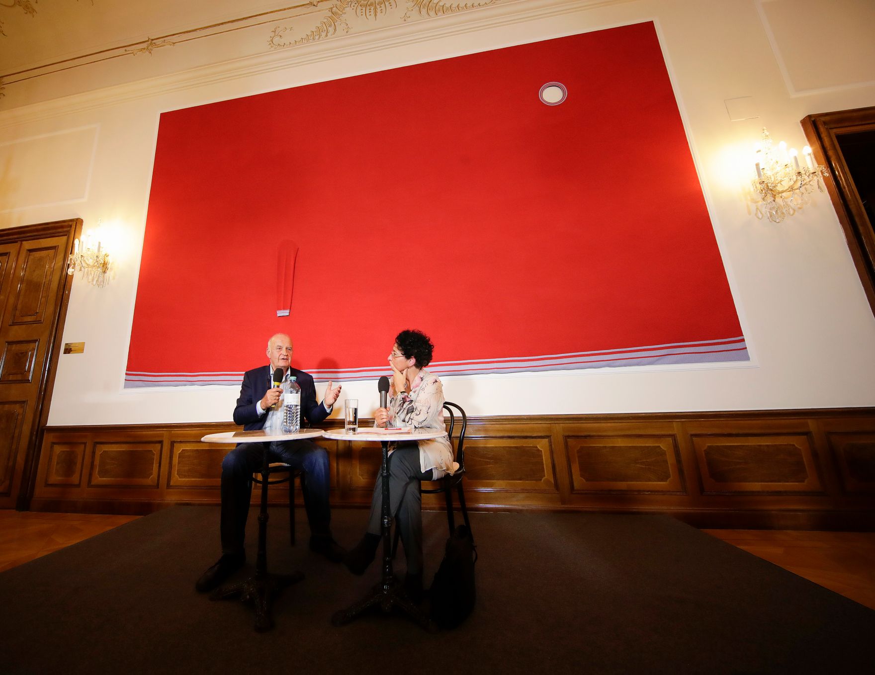 Am 12. September 2017 lud Kunst- und Kulturminister Thomas Drozda zur OPEN:SPACE Diskussionsreihe zum Thema &bdquo;Bedingungsloses Grundeinkommen?&ldquo;. Im Bild der Gr&uuml;nder der Drogeriekette dm Werner G&ouml;tz (l.) und die Moderatorin Isolde Charim (r.).