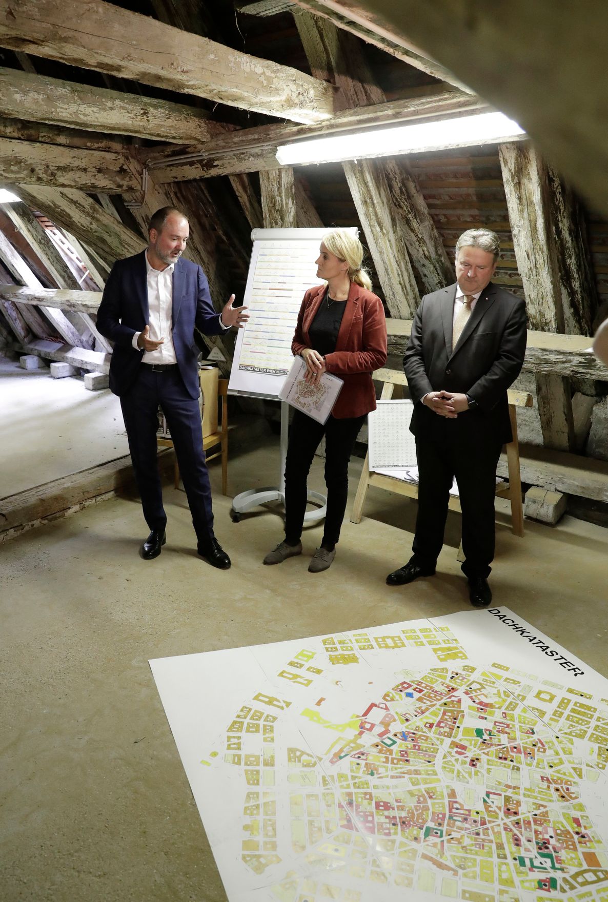 Am 15. September 2017 nahm Kunst- und Kulturminister Thomas Drozda (l.) an der Pressekonferenz zum Projekt "Dachkataster Wien - Innere Stadt" teil. Im Bild mit Hanna-Antje Liebich (m.) vom Bundesdenkmalamt und Stadtrat Michael Ludwig (r.).