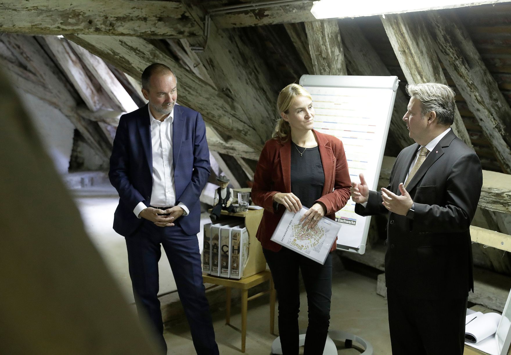 Am 15. September 2017 nahm Kunst- und Kulturminister Thomas Drozda (l.) an der Pressekonferenz zum Projekt "Dachkataster Wien - Innere Stadt" teil. Im Bild mit Hanna-Antje Liebich (m.) vom Bundesdenkmalamt und Stadtrat Michael Ludwig (r.).