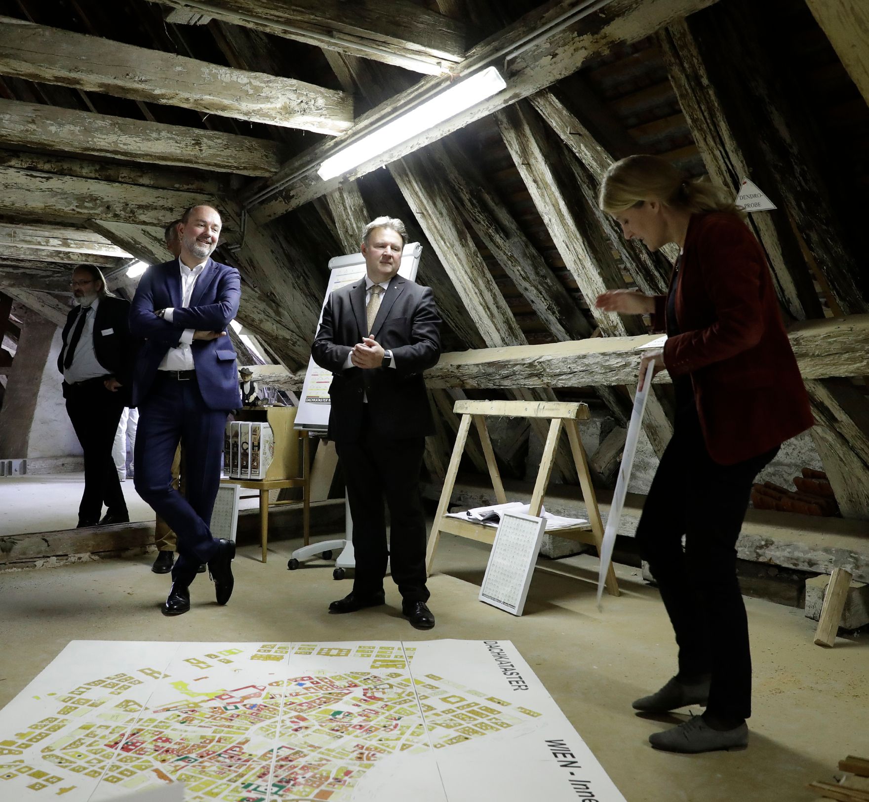 Am 15. September 2017 nahm Kunst- und Kulturminister Thomas Drozda (l.) an der Pressekonferenz zum Projekt "Dachkataster Wien - Innere Stadt" teil. Im Bild mit Hanna-Antje Liebich (r.) vom Bundesdenkmalamt und Stadtrat Michael Ludwig (m.).