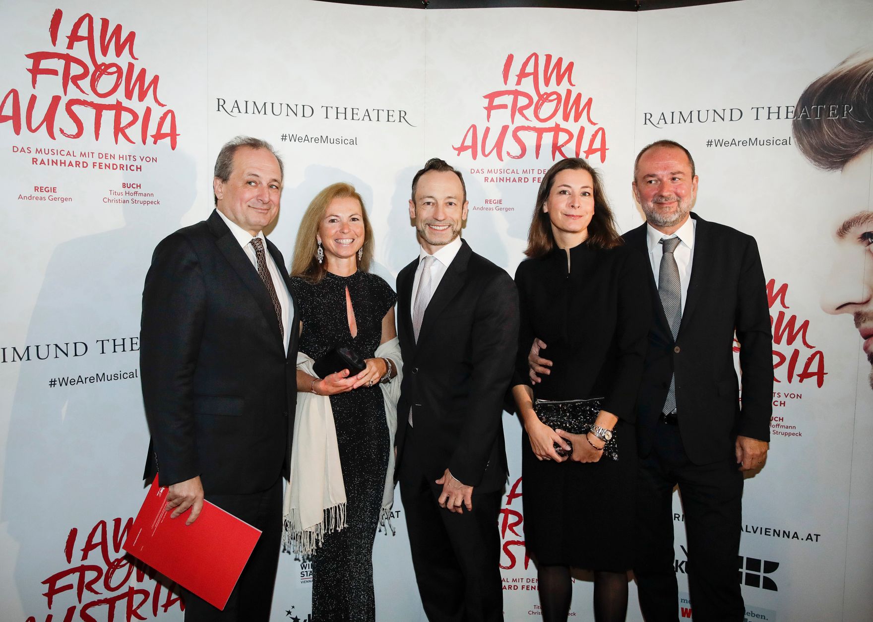 Am 16. September 2017 besuchte Kunst- und Kulturminister Thomas Drozda (r.) die Premiere des Musicals "I am from Austria" im Raimund Theater. Im Bild mit Isabella Drozda (m.r.) und Christian Struppeck (m.), Musical-Intendant der Vereinigten B&uuml;hnen Wien.