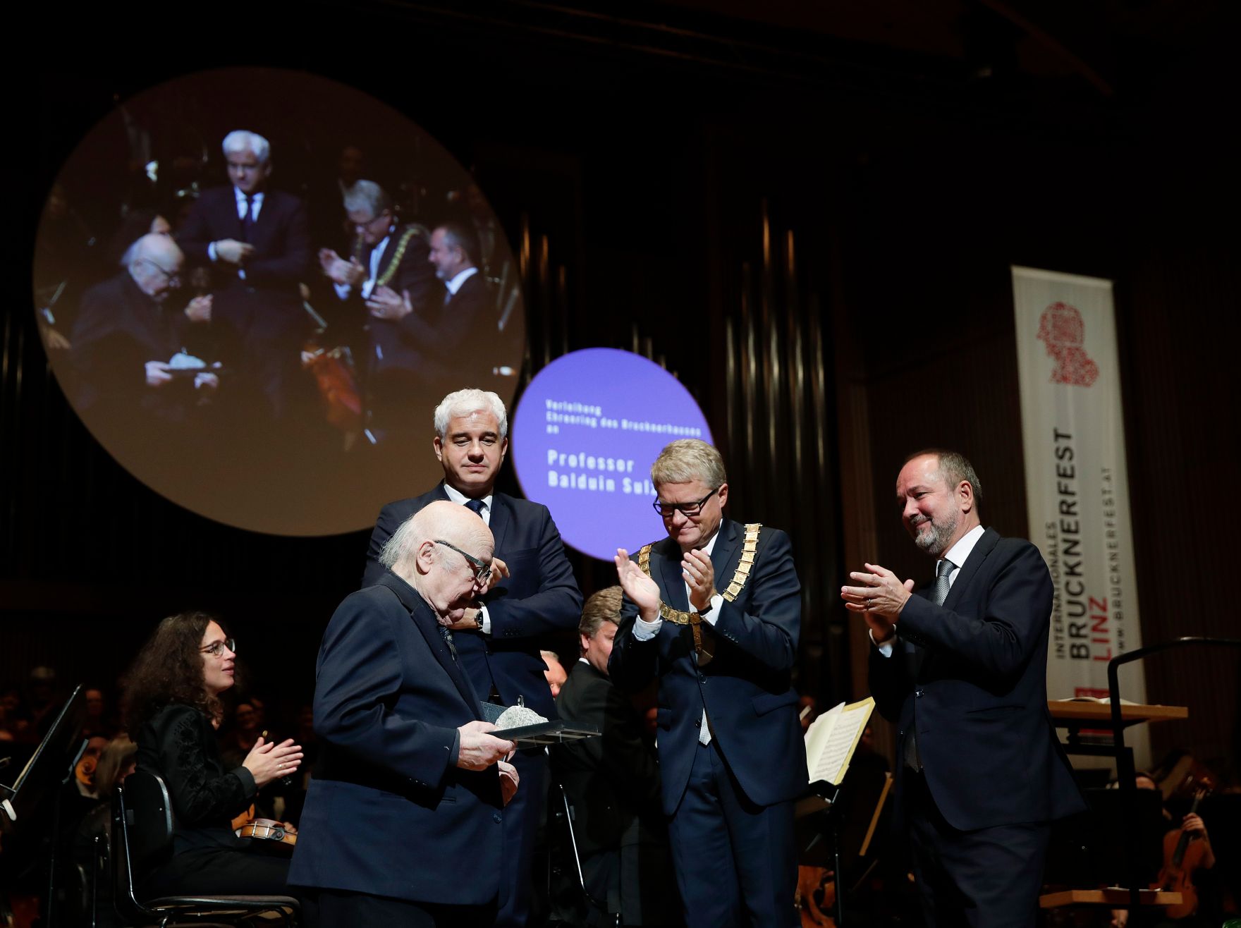 Am 17. September 2017 er&ouml;ffnete Kunst- und Kulturminister Thomas Drozda (r.) das Internationale Brucknerfest Linz. Im Bild mit Komponisten Balduin Sulzer (l.) und dem B&uuml;rgermeister von Linz Klaus Luger (m.r.).