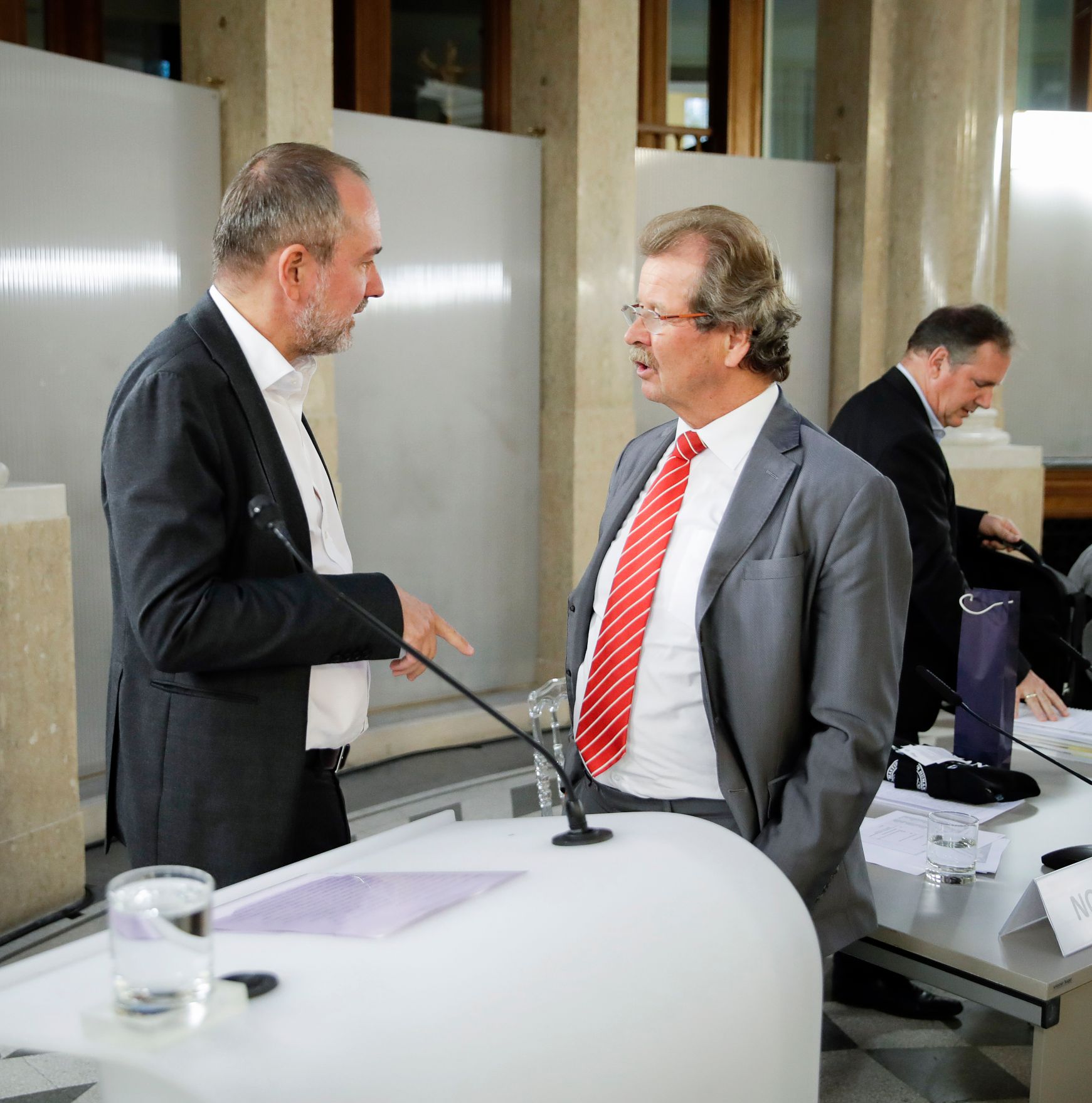 Am 18. September 2017 fand die Veranstaltung "Kinder hinter Gittern?" im Kassensaal des Bundeskanzleramtes statt. Im Bild Kanzleramtsminister Thomas Drozda (l.) mit Manfred Nowak (r.) vom Ludwig Boltzmann Institut.