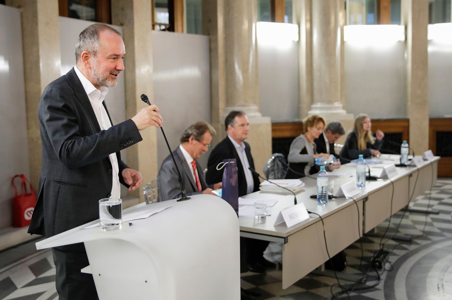 Am 18. September 2017 fand die Veranstaltung "Kinder hinter Gittern?" im Kassensaal des Bundeskanzleramtes statt. Im Bild Kanzleramtsminister Thomas Drozda (l.).