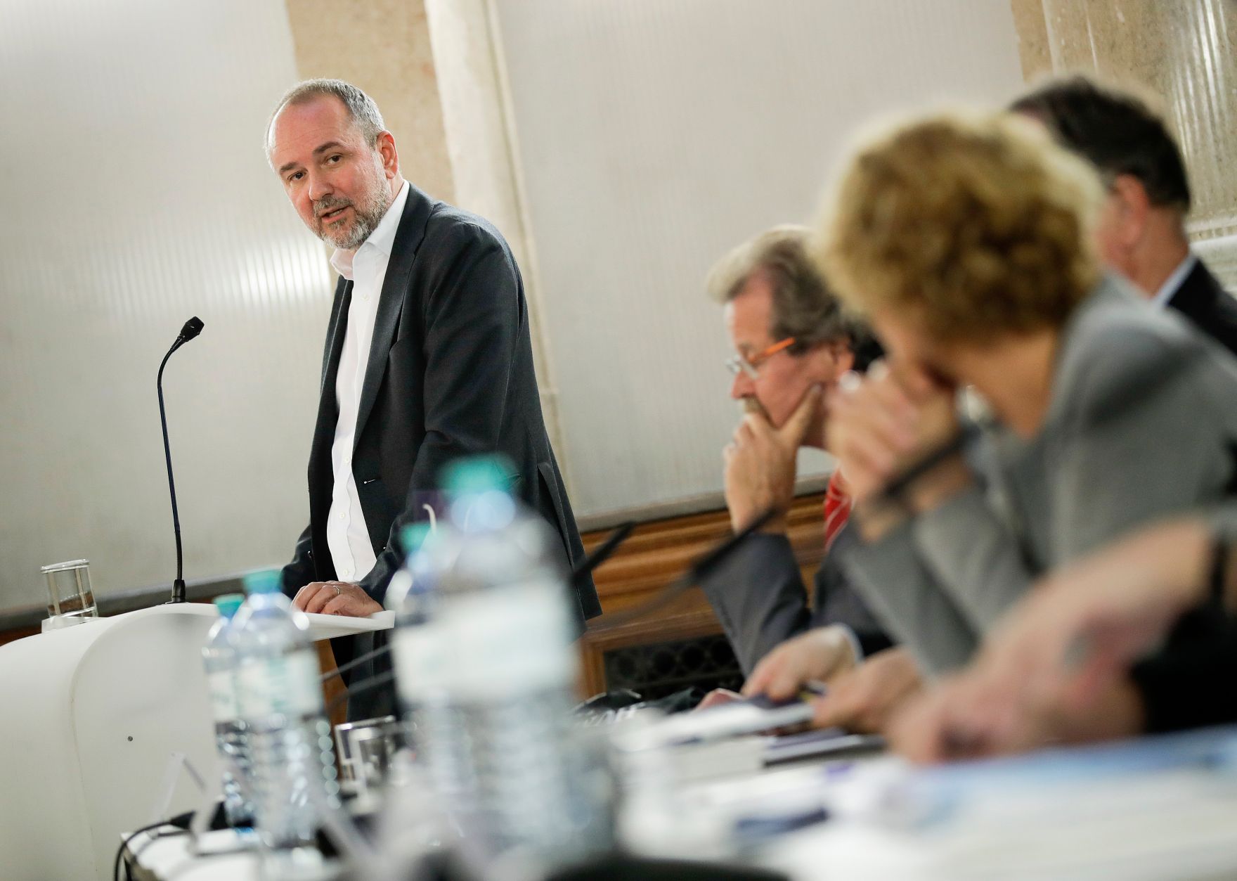 Am 18. September 2017 fand die Veranstaltung "Kinder hinter Gittern?" im Kassensaal des Bundeskanzleramtes statt. Im Bild Kanzleramtsminister Thomas Drozda (l.).