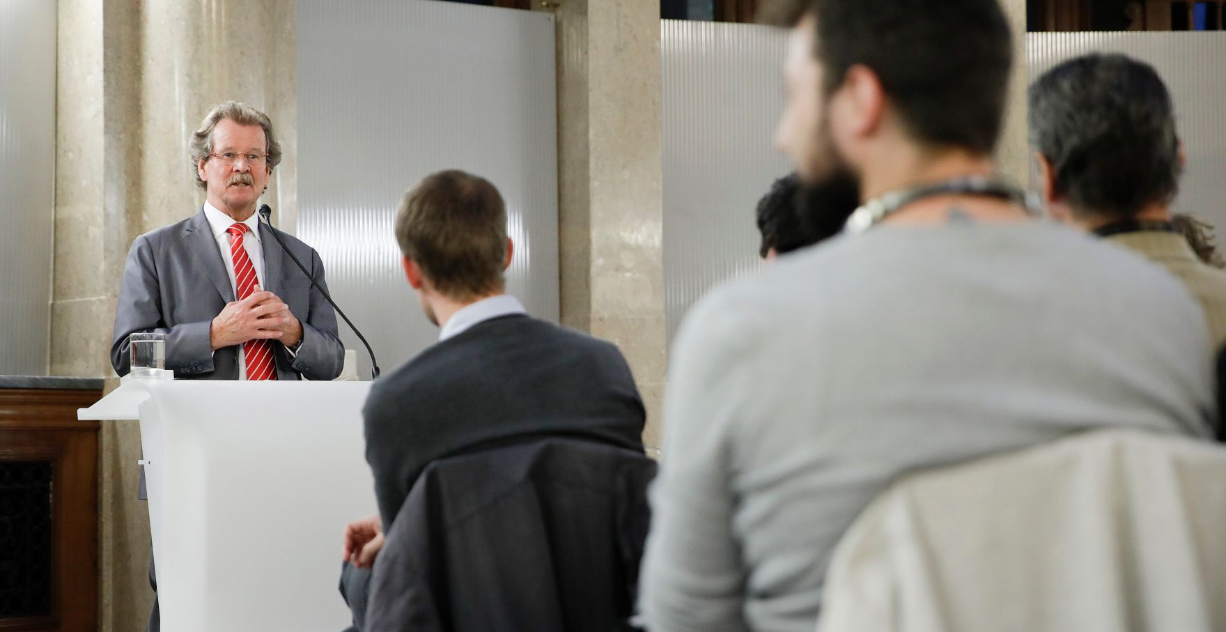 Am 18. September 2017 fand die Veranstaltung "Kinder hinter Gittern?" im Kassensaal des Bundeskanzleramtes statt. Im Bild Manfred Nowak vom Ludwig Boltzmann Institut.