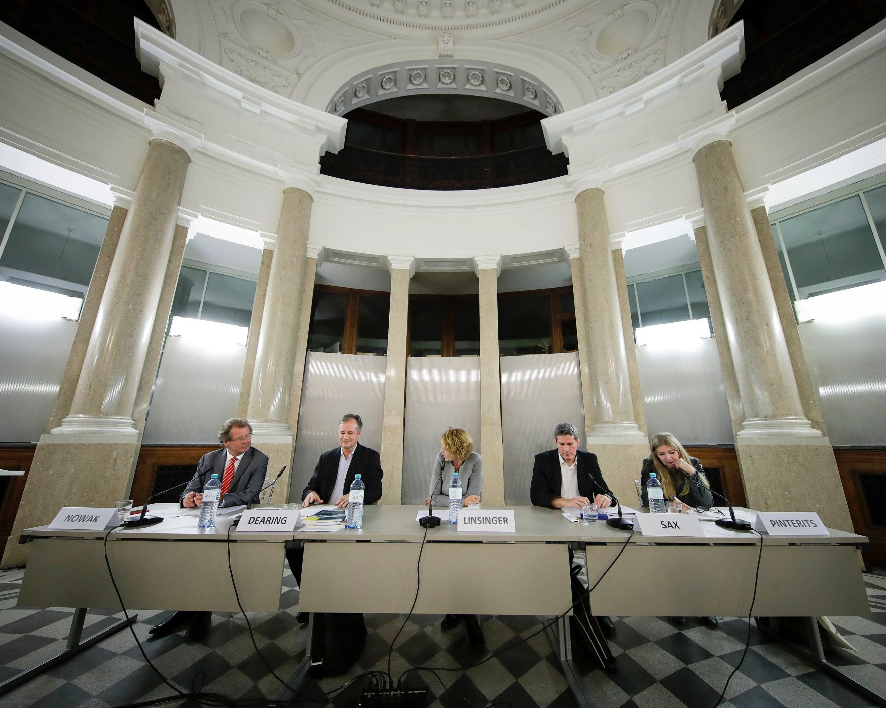 Am 18. September 2017 fand die Veranstaltung "Kinder hinter Gittern?" im Kassensaal des Bundeskanzleramtes statt. Im Bild (v.l.n.r.) Manfred Nowak vom Ludwig Boltzmann Institut, Albin Dearing von der Europ&auml;ischen Grundrechteagentur, Eva Linsinger, Moderatorin, Helmut Sax vom Ludwig Boltzmann Institut und Monika Pinterits von der Kinder- und Jugendanwaltschaft.