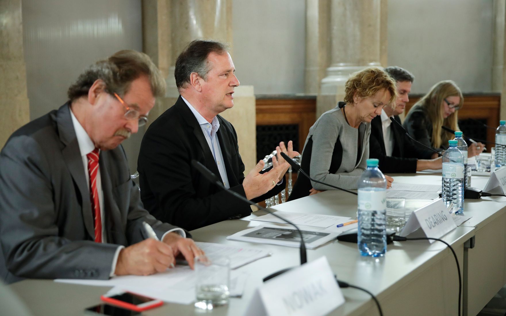 Am 18. September 2017 fand die Veranstaltung "Kinder hinter Gittern?" im Kassensaal des Bundeskanzleramtes statt. Im Bild (v.l.n.r.) Manfred Nowak vom Ludwig Boltzmann Institut, Albin Dearing von der Europ&auml;ischen Grundrechteagentur, Eva Linsinger, Moderatorin, Helmut Sax vom Ludwig Boltzmann Institut und Monika Pinterits von der Kinder- und Jugendanwaltschaft.