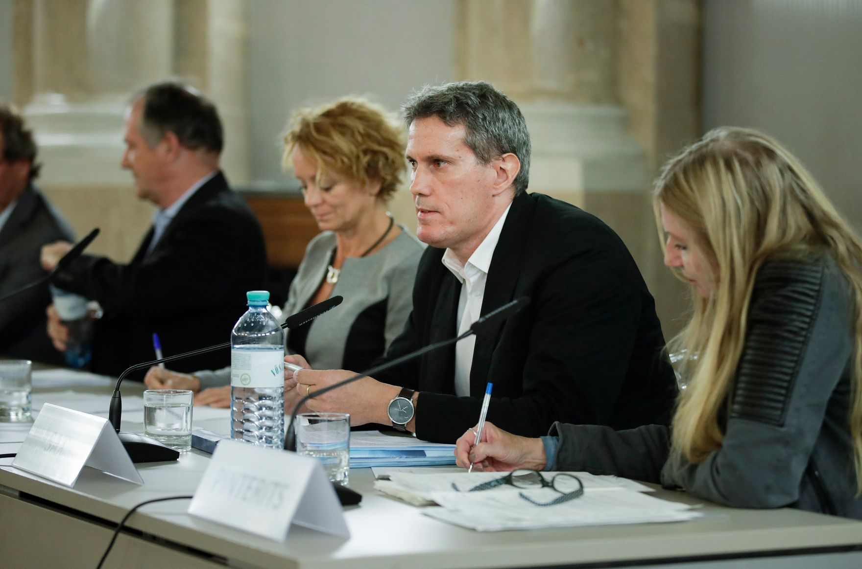 Am 18. September 2017 fand die Veranstaltung "Kinder hinter Gittern?" im Kassensaal des Bundeskanzleramtes statt. Im Bild (v.l.n.r.) Albin Dearing von der Europ&auml;ischen Grundrechteagentur, Eva Linsinger, Moderatorin, Helmut Sax vom Ludwig Boltzmann Institut und Monika Pinterits von der Kinder- und Jugendanwaltschaft.