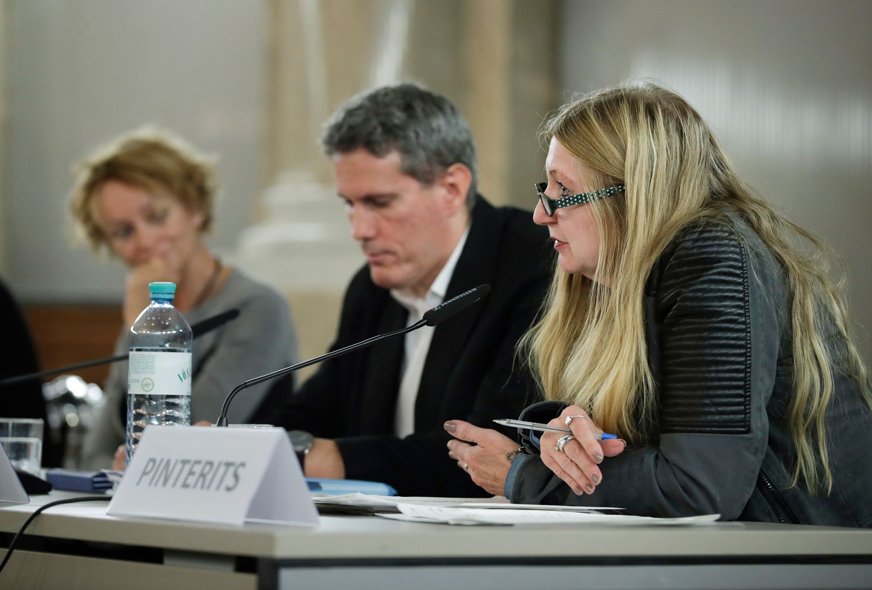 Am 18. September 2017 fand die Veranstaltung "Kinder hinter Gittern?" im Kassensaal des Bundeskanzleramtes statt. Im Bild (v.l.n.r.) Eva Linsinger, Moderatorin, Helmut Sax vom Ludwig Boltzmann Institut und Monika Pinterits von der Kinder- und Jugendanwaltschaft.