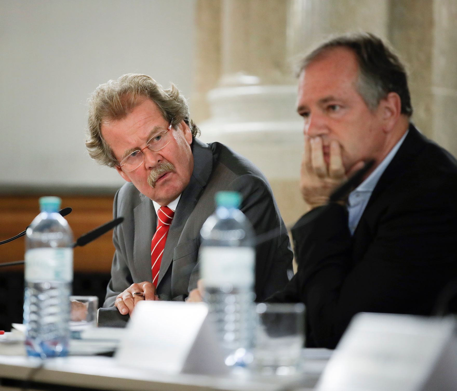 Am 18. September 2017 fand die Veranstaltung "Kinder hinter Gittern?" im Kassensaal des Bundeskanzleramtes statt. Im Bild Manfred Nowak (l.) vom Ludwig Boltzmann Institut, Albin Dearing (r.) von der Europ&auml;ischen Grundrechteagentur.