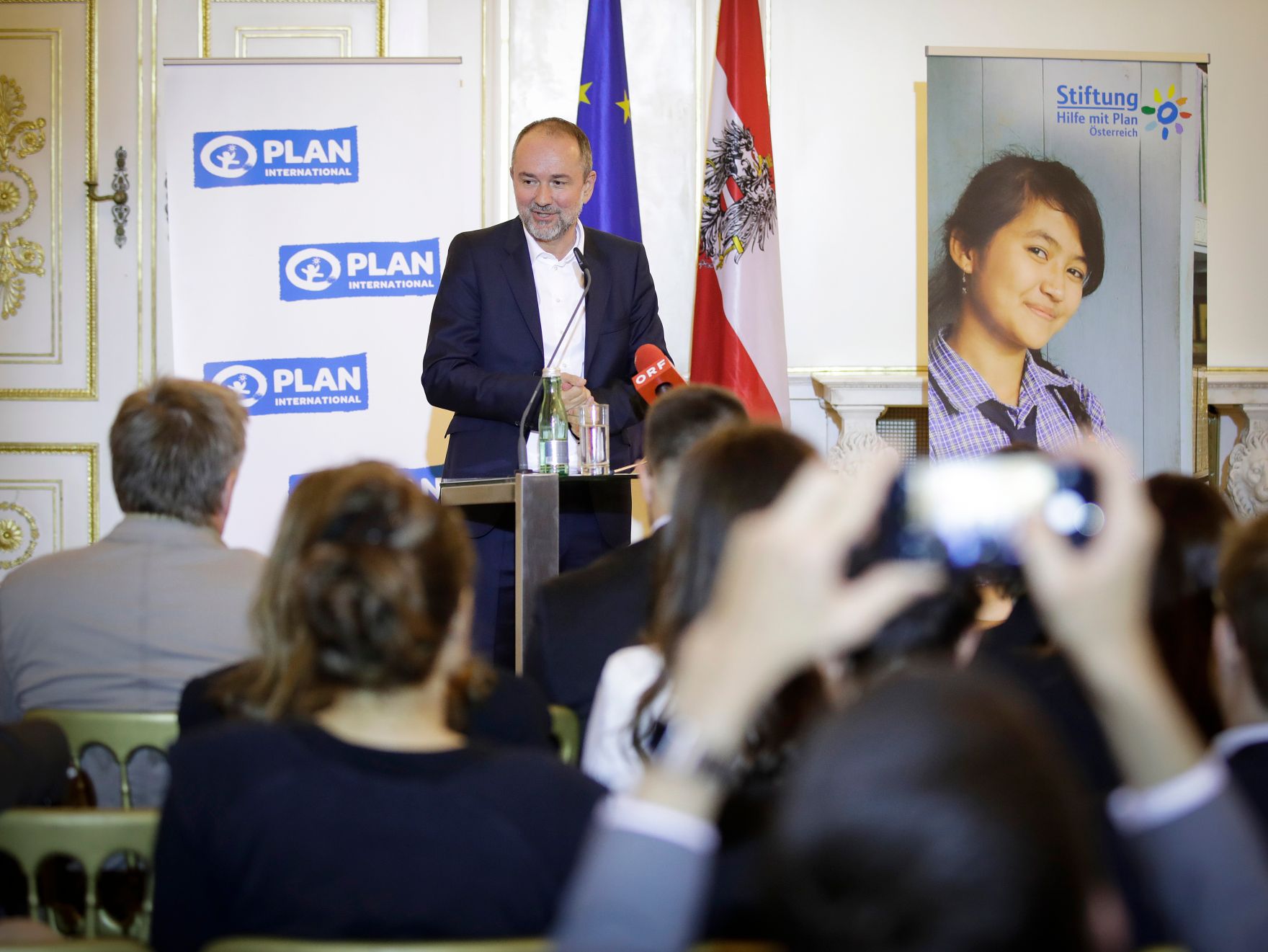 Am 19. September 2017 fand die Verleihung des Plan Medienpreis f&uuml;r Kinderrechte im Bundeskanzleramt statt. Im Bild Kanzleramtsminister Thomas Drozda.