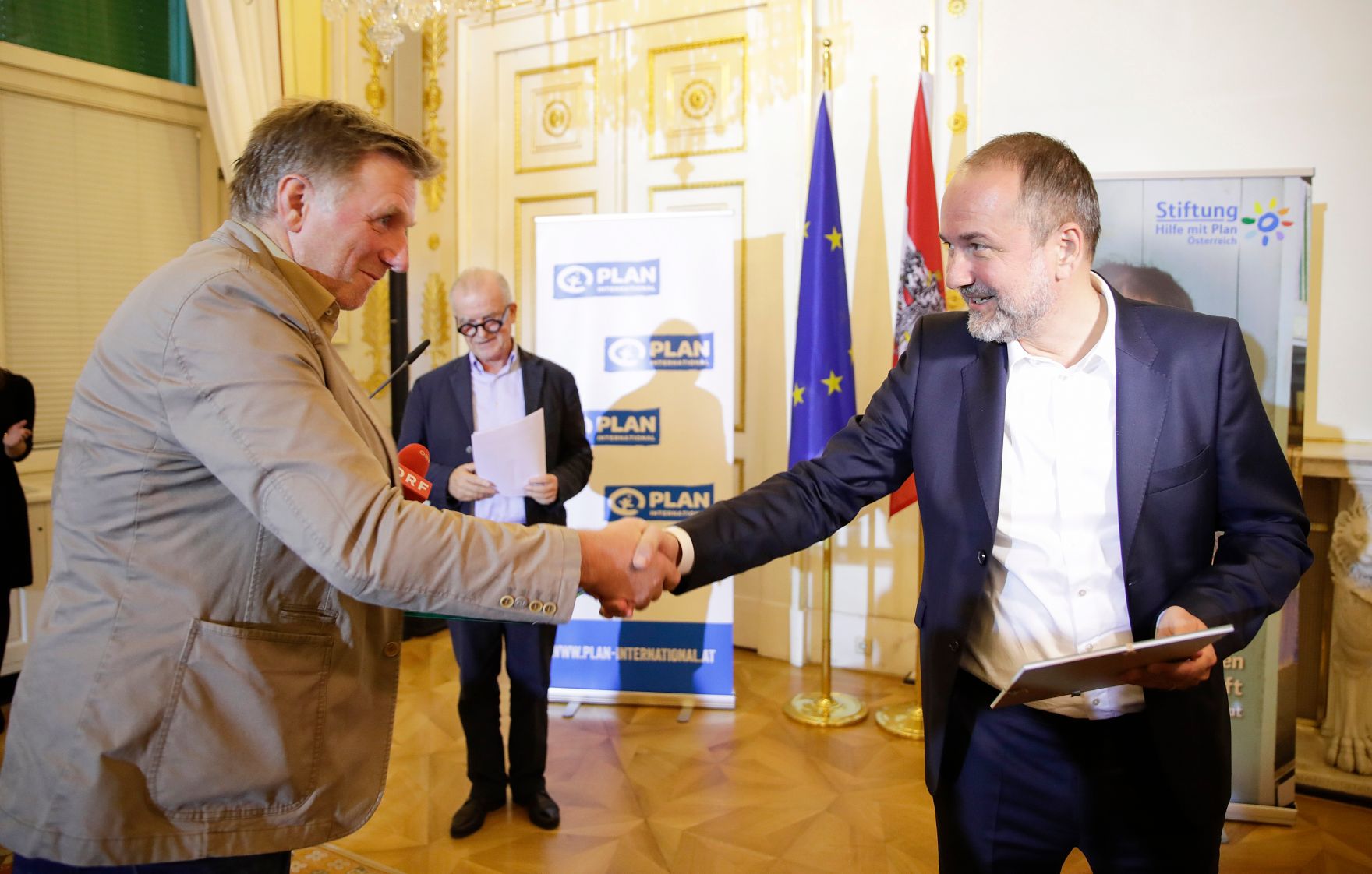 Am 19. September 2017 fand die Verleihung des Plan Medienpreis f&uuml;r Kinderrechte im Bundeskanzleramt statt. Im Bild Kanzleramtsminister Thomas Drozda (r.) mit dem Preistr&auml;ger Georg Wimmer (l.).