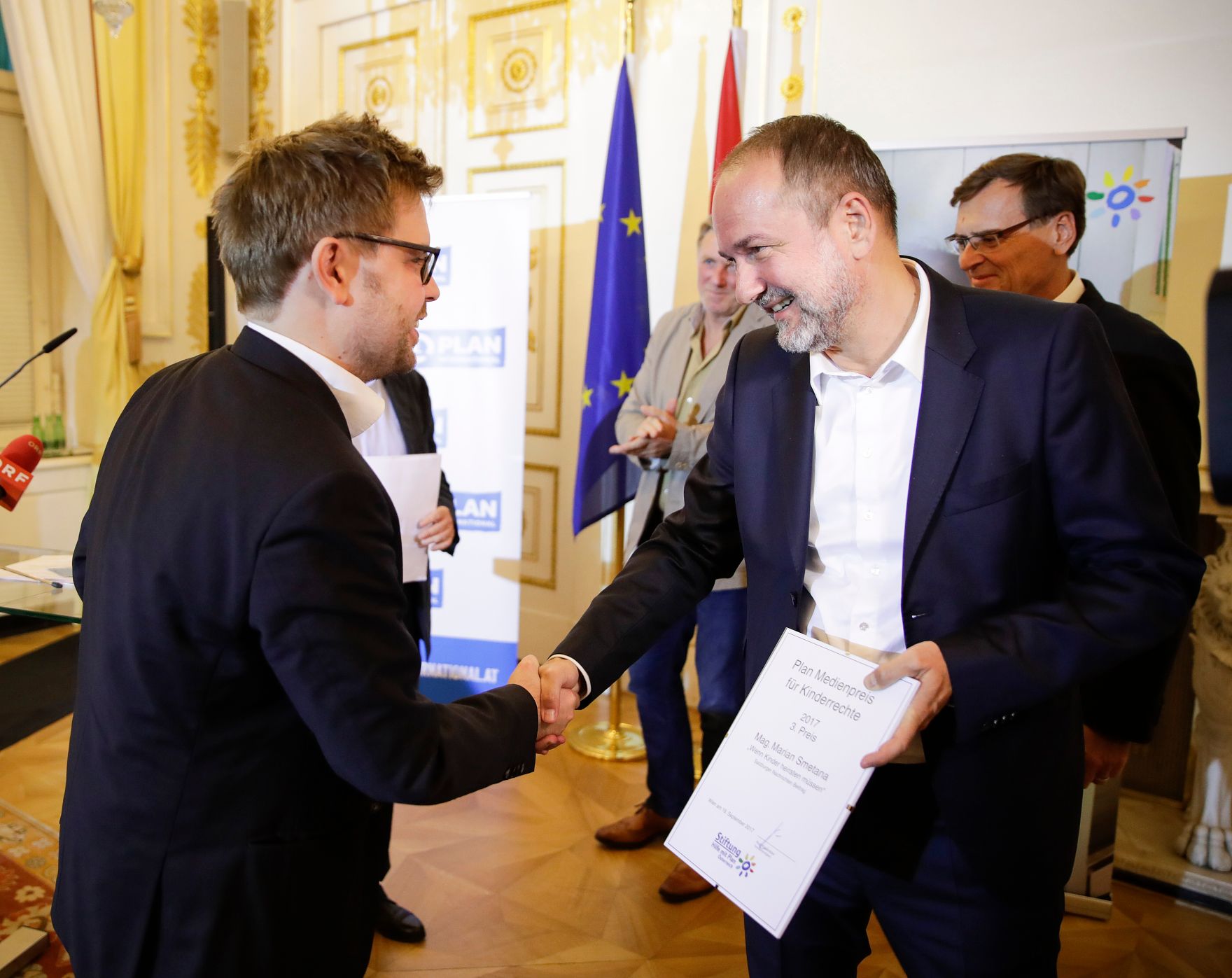Am 19. September 2017 fand die Verleihung des Plan Medienpreis f&uuml;r Kinderrechte im Bundeskanzleramt statt. Im Bild Kanzleramtsminister Thomas Drozda (r.) mit dem Preistr&auml;ger Marian Smetana (l.).